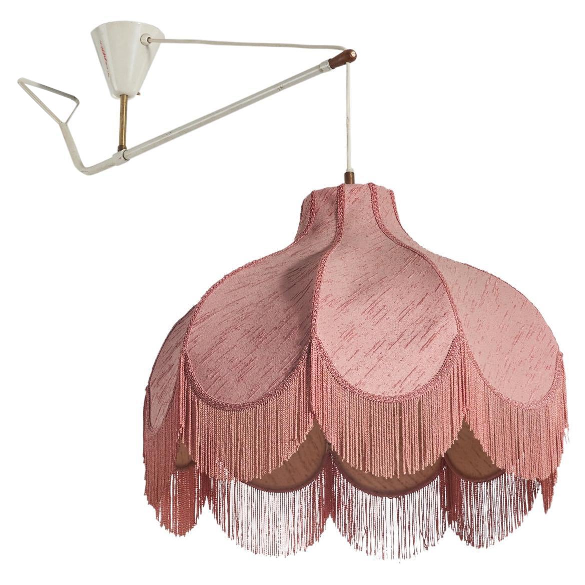 Designer svedese, ciondolo, ottone, metallo, tessuto rosa, Svezia, anni '40 in vendita