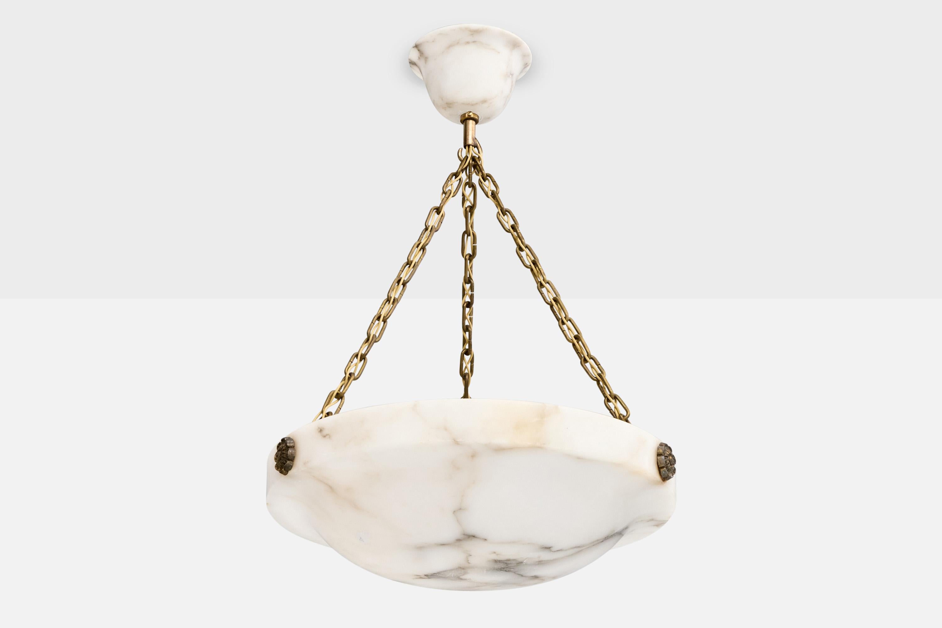 Una lampada a sospensione in alabastro e ottone progettata e prodotta in Svezia, negli anni '30 circa.

Dimensioni complessive (pollici): 22,0 
