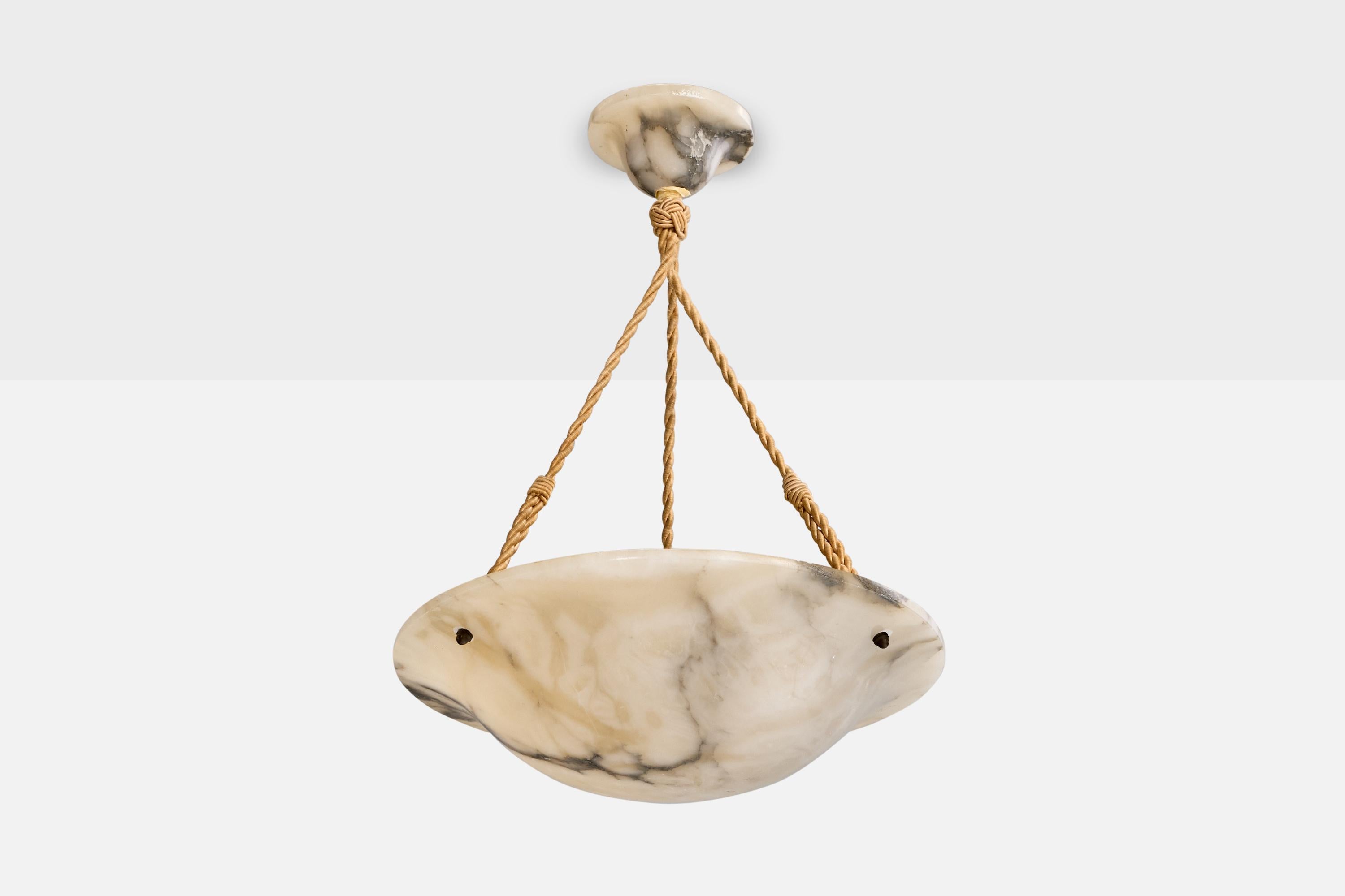 Una lampada a sospensione in corda beige e alabastro probabilmente progettata e prodotta in Svezia, negli anni '30 circa.

Dimensioni complessive (pollici): 18,0 