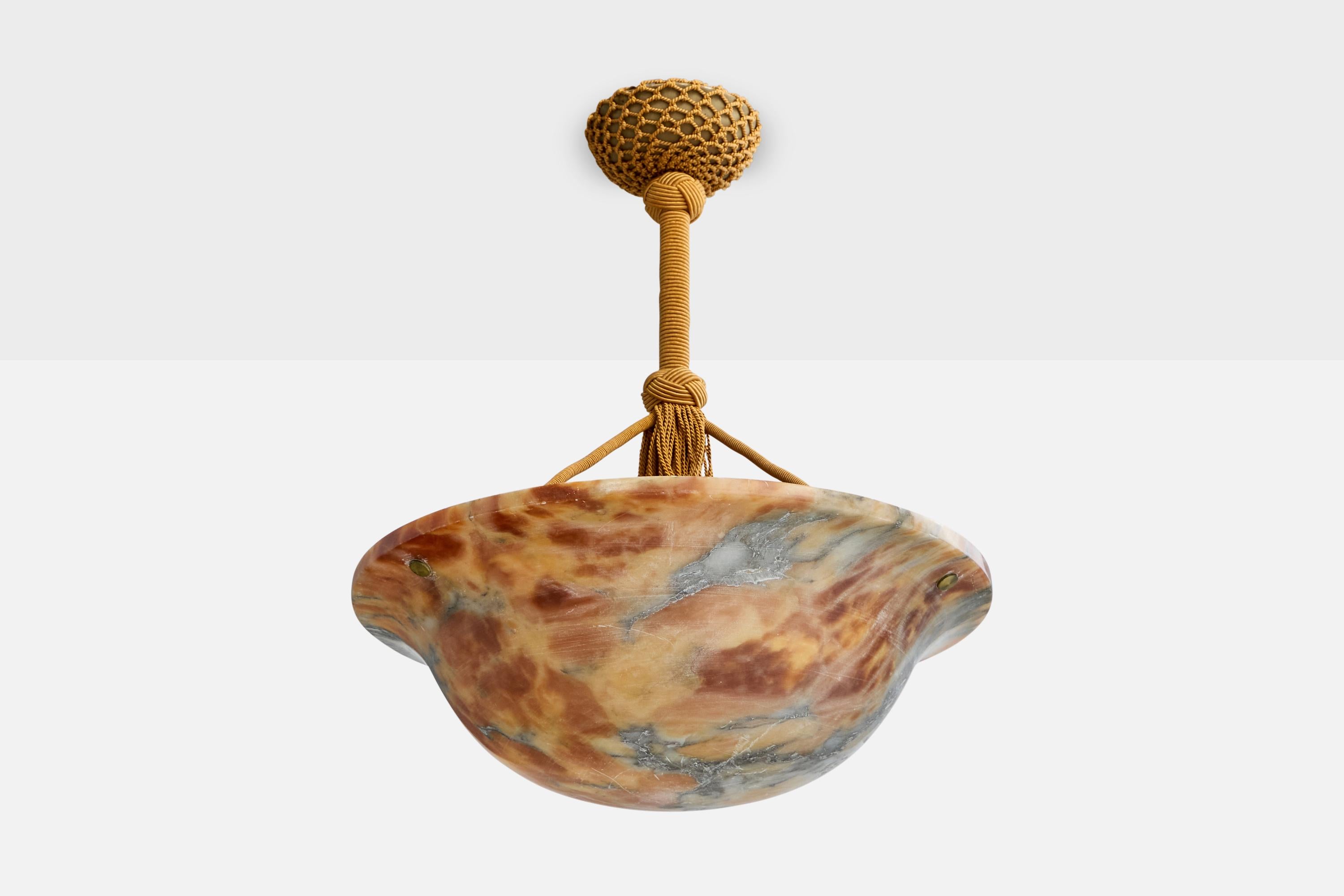 Eine Pendelleuchte aus Alabaster und braunem Seil und Messing, entworfen und hergestellt in Schweden, ca. 1930.

Gesamtabmessungen (Zoll): 21 
