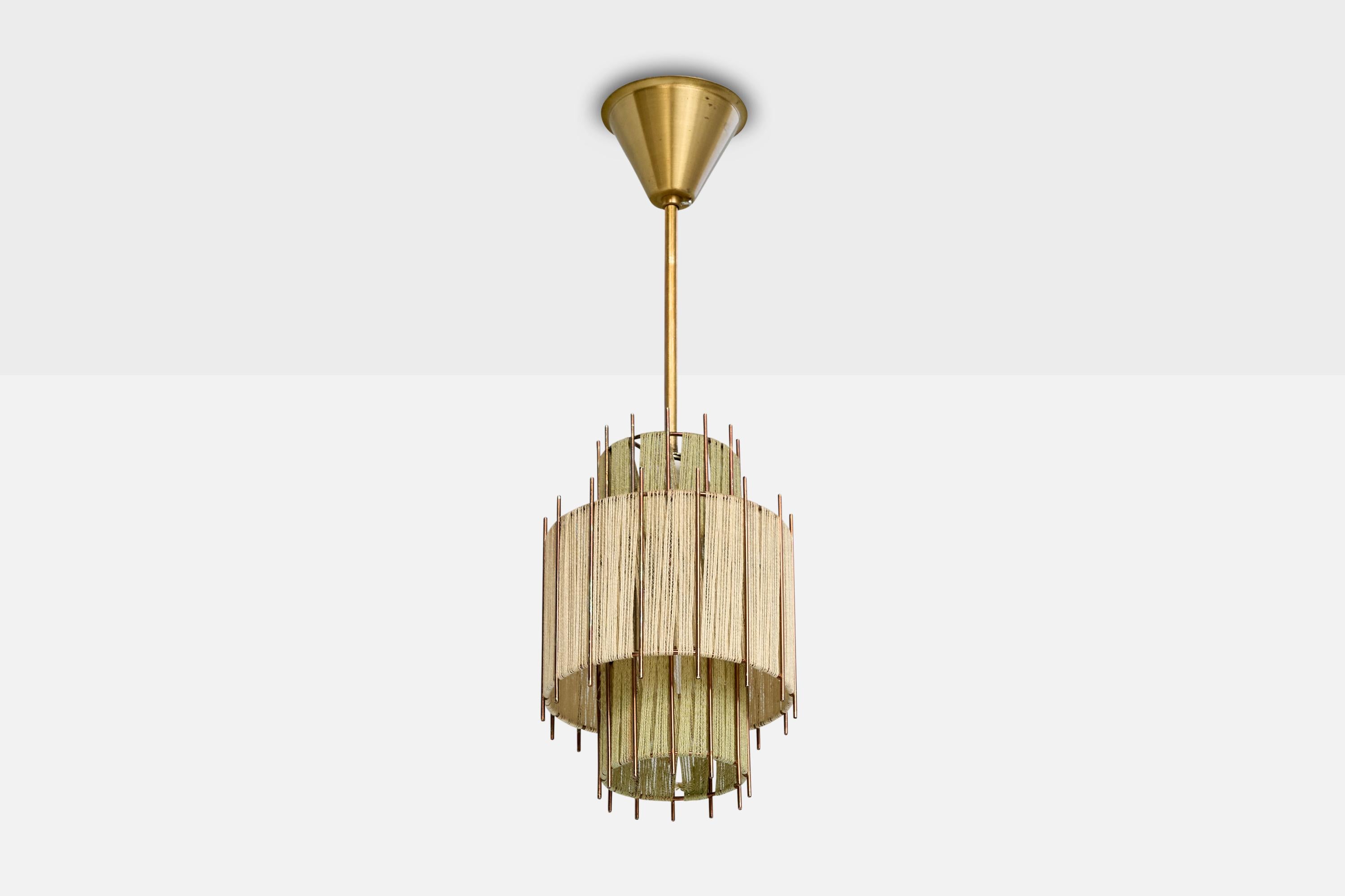 Una lampada a sospensione in ottone, tessuto verde e beige progettata e prodotta in Svezia, negli anni '50 circa.

Dimensioni complessive (pollici): 20,5