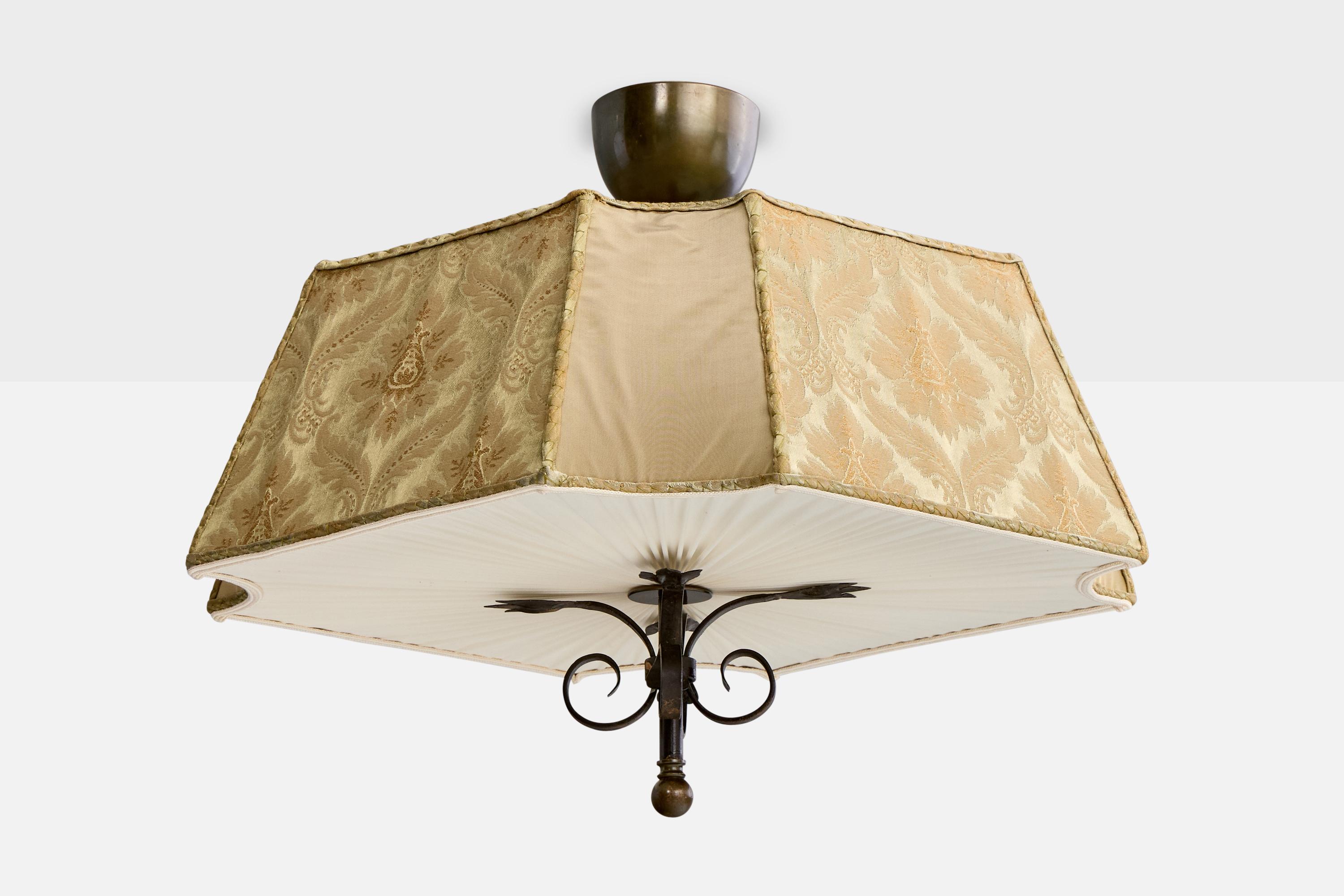 Lampada a sospensione in ottone patinato e tessuto beige progettata e prodotta in Svezia, anni '30 circa.

Ossidazione presente nell'ottone

Tessuto vintage in discrete condizioni.

Usura coerente con l'età e l'uso.

Dimensioni complessive