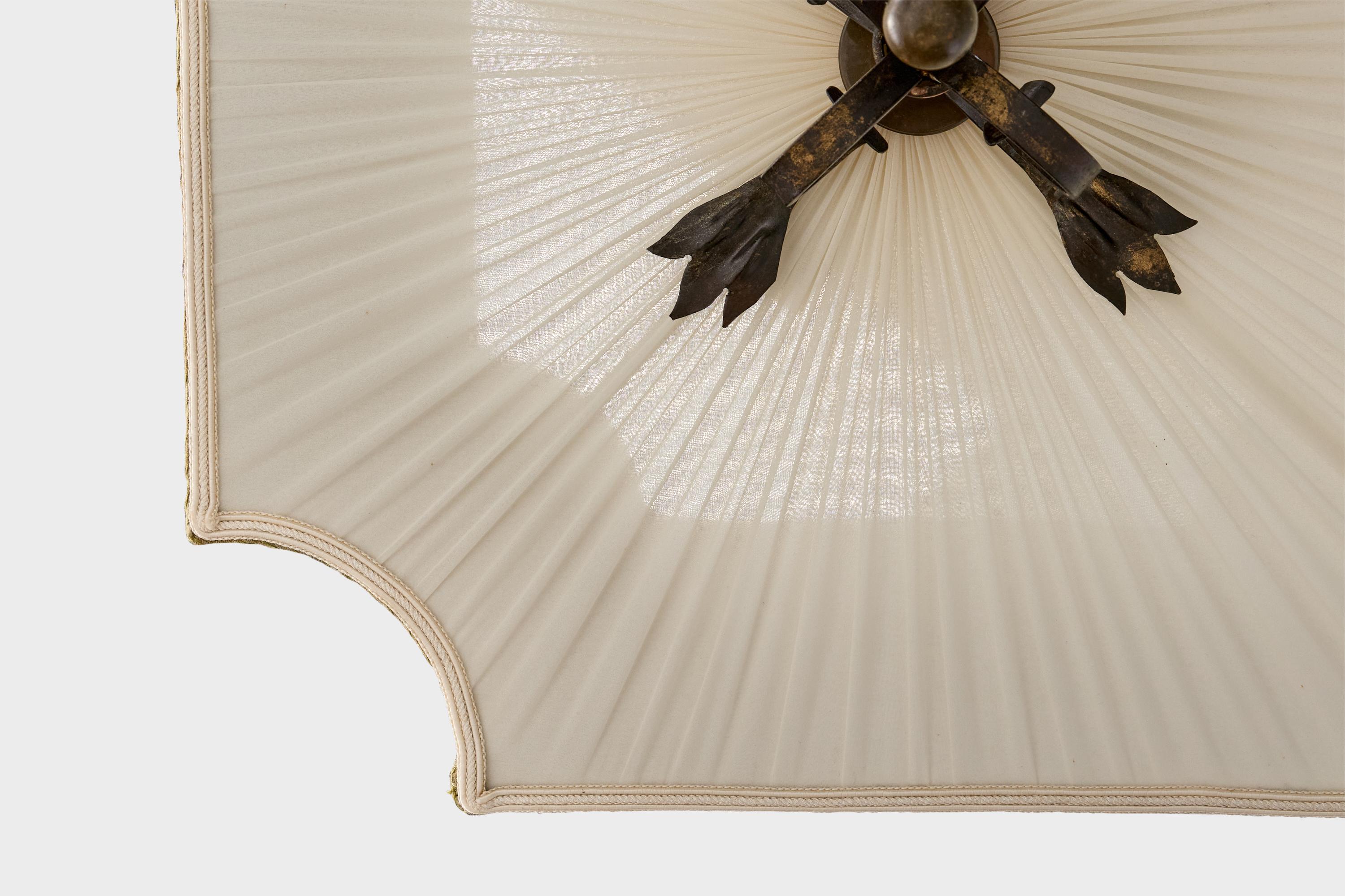 Metà XX secolo Designer svedese, lampada a sospensione, ottone, tessuto, Svezia, anni '1930 in vendita