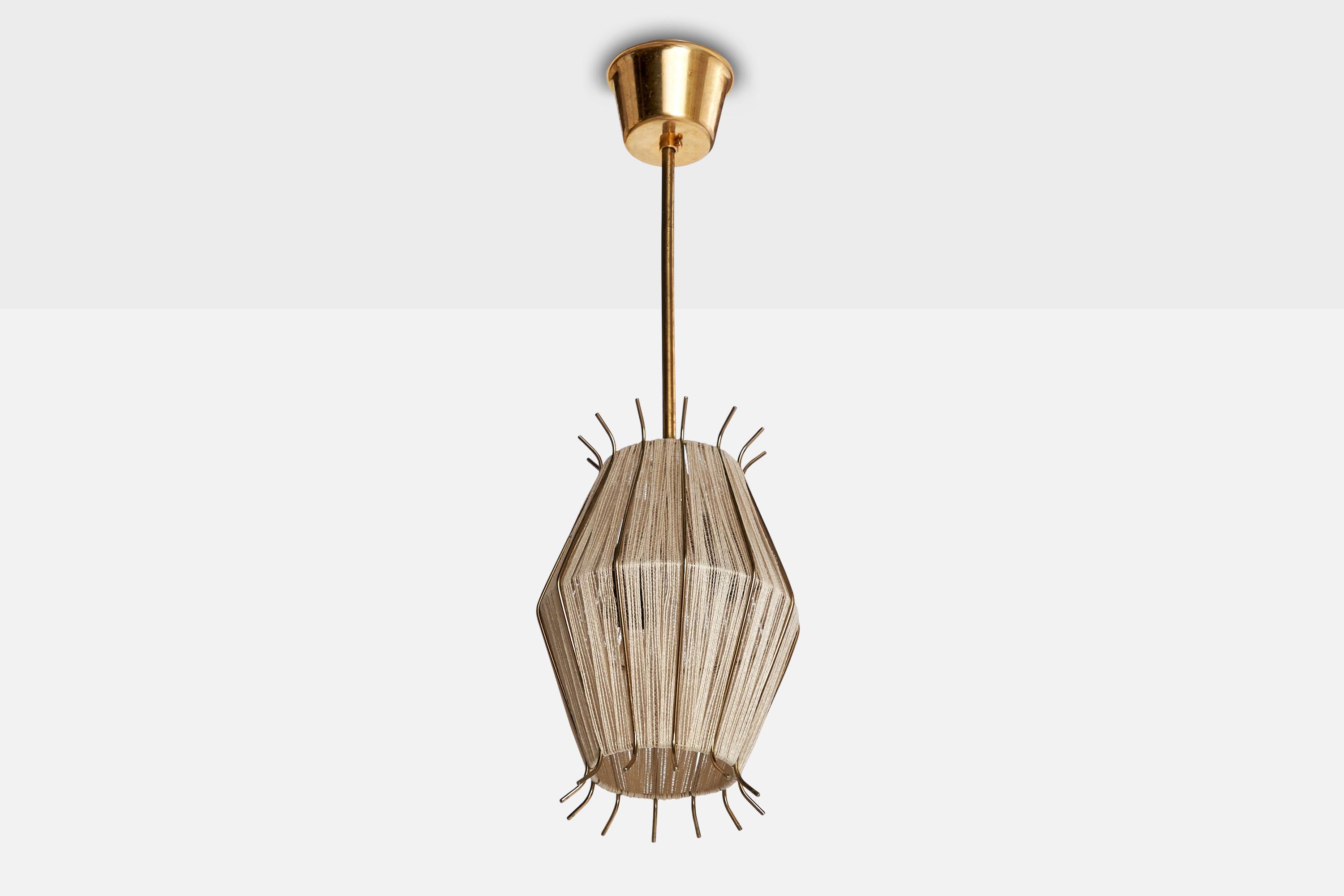 Lampada a sospensione in ottone e tessuto progettata e prodotta in Svezia, anni '40 circa.

Dimensioni complessive (pollici): 22,75