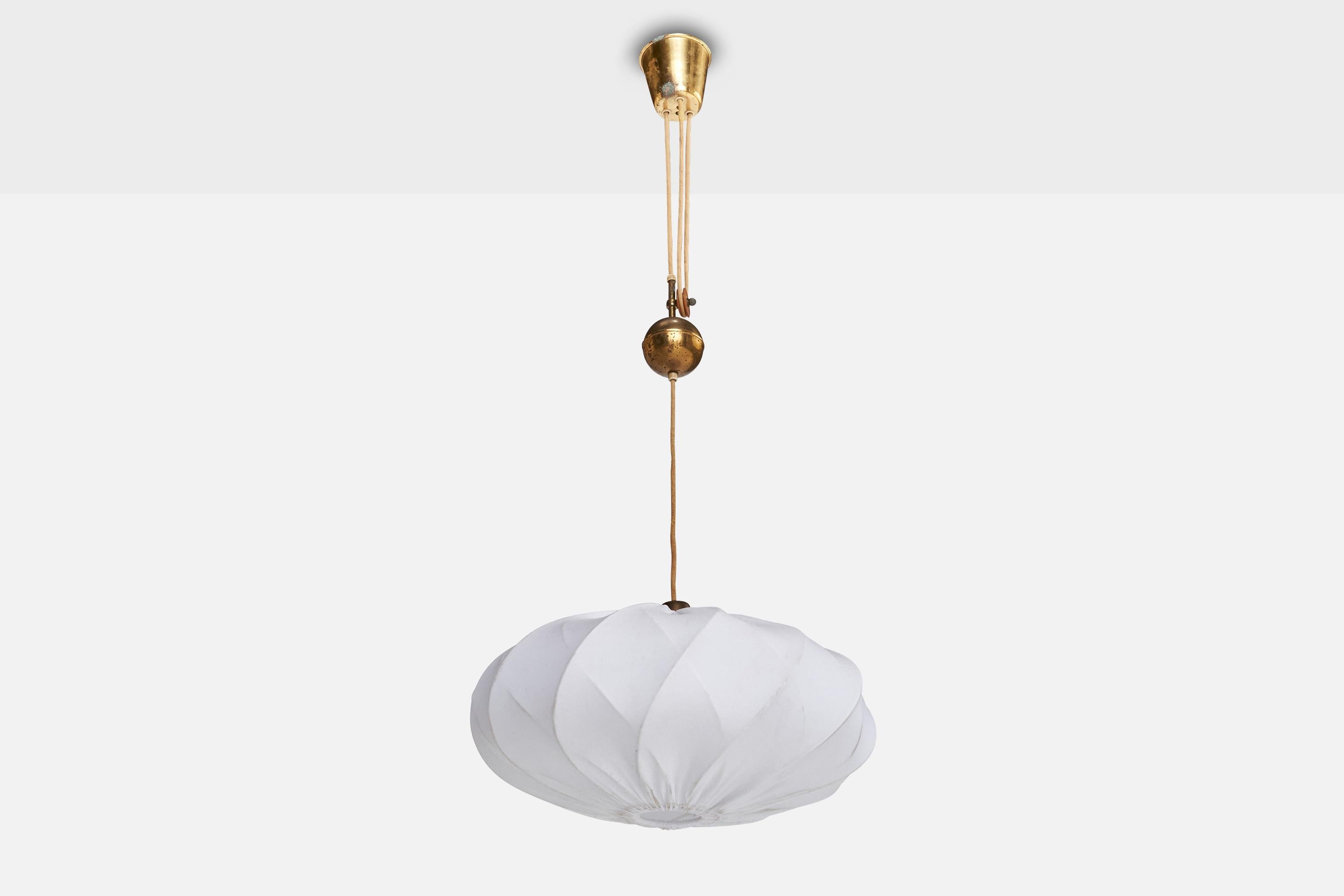Una lampada a sospensione regolabile in ottone e tessuto bianco prodotta da Nordiska Kompaniet, Svezia, anni '40 circa.

Dimensioni complessive (pollici): 44,75