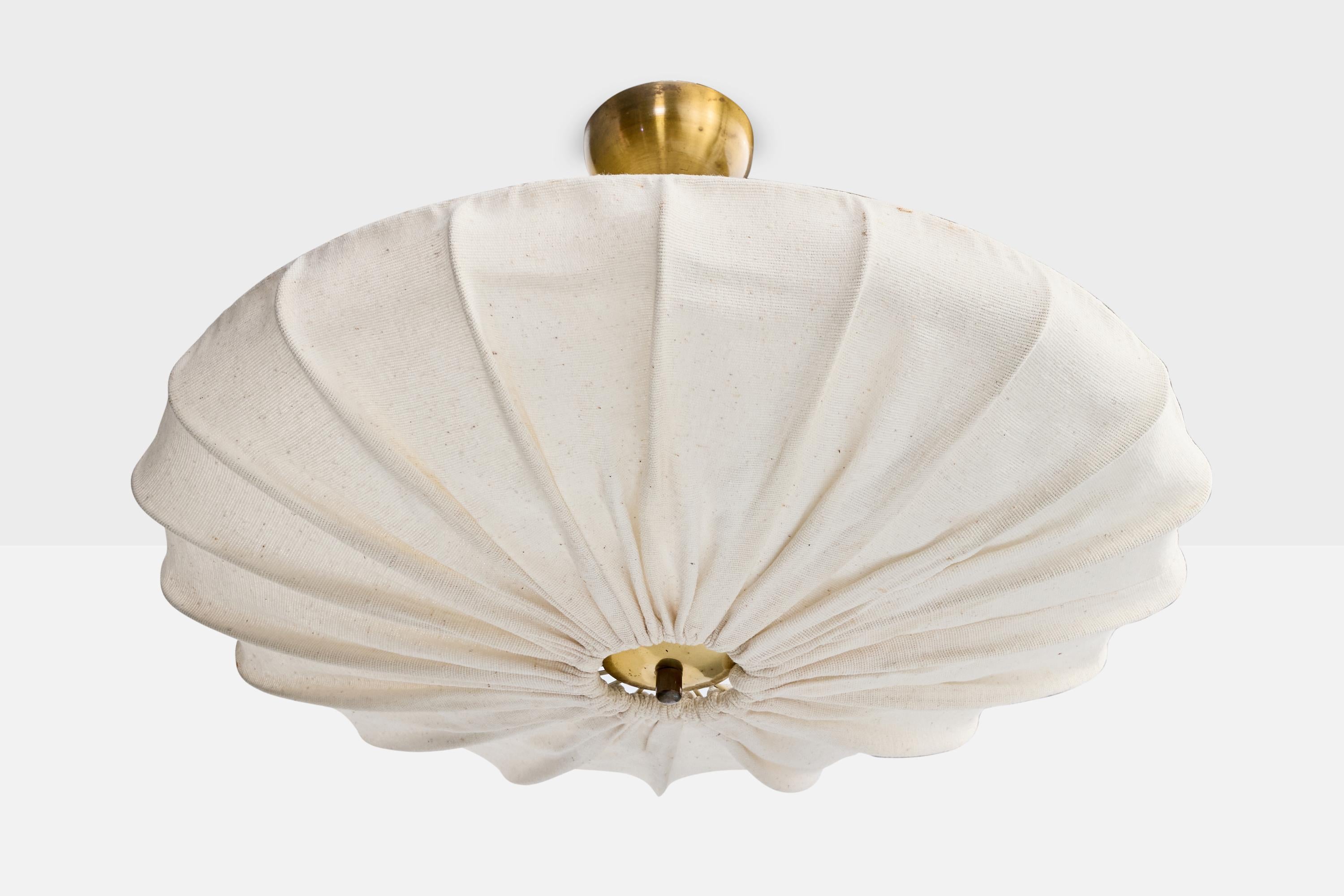 Lampada a sospensione in ottone e tessuto bianco progettata e prodotta in Svezia, anni '1940 circa.

Dimensioni complessive (pollici): 14,5 