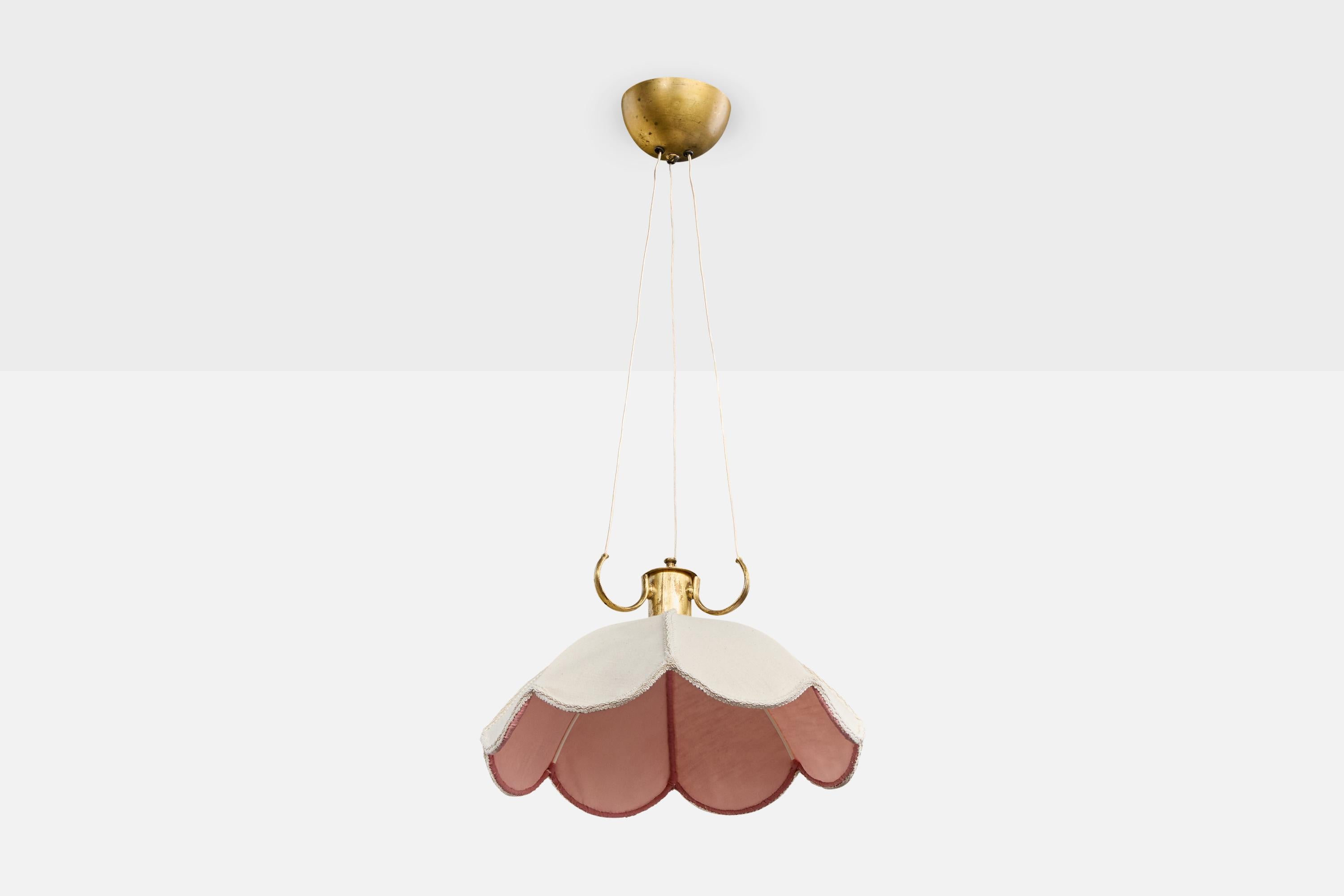 Suspension en laiton et tissu rose pâle, conçue et produite en Suède, vers les années 1940.

Dimensions totales (pouces) : 40.0 