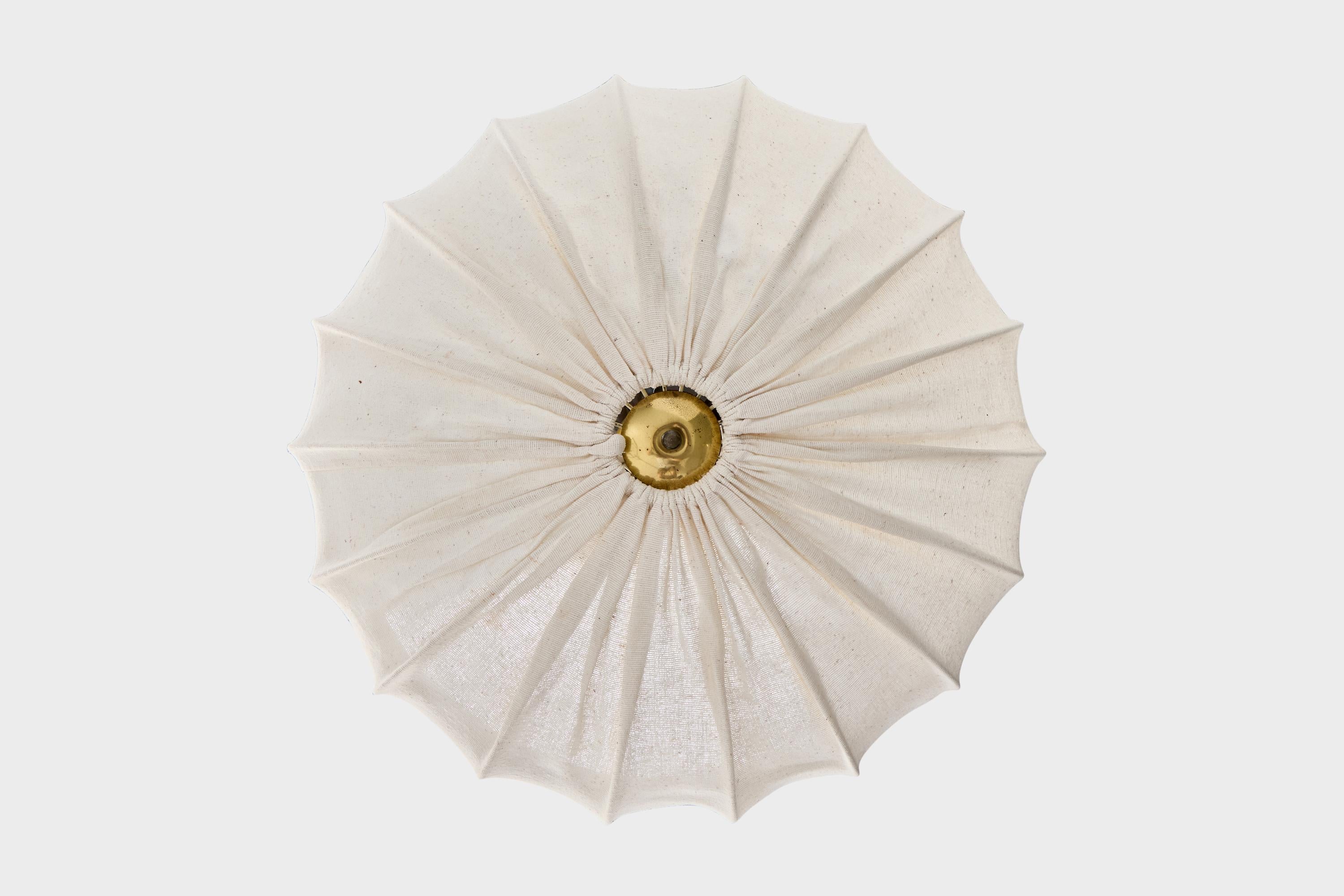 Scandinavo moderno Designer svedese, lampada a sospensione, ottone, tessuto, Svezia, anni '40 in vendita