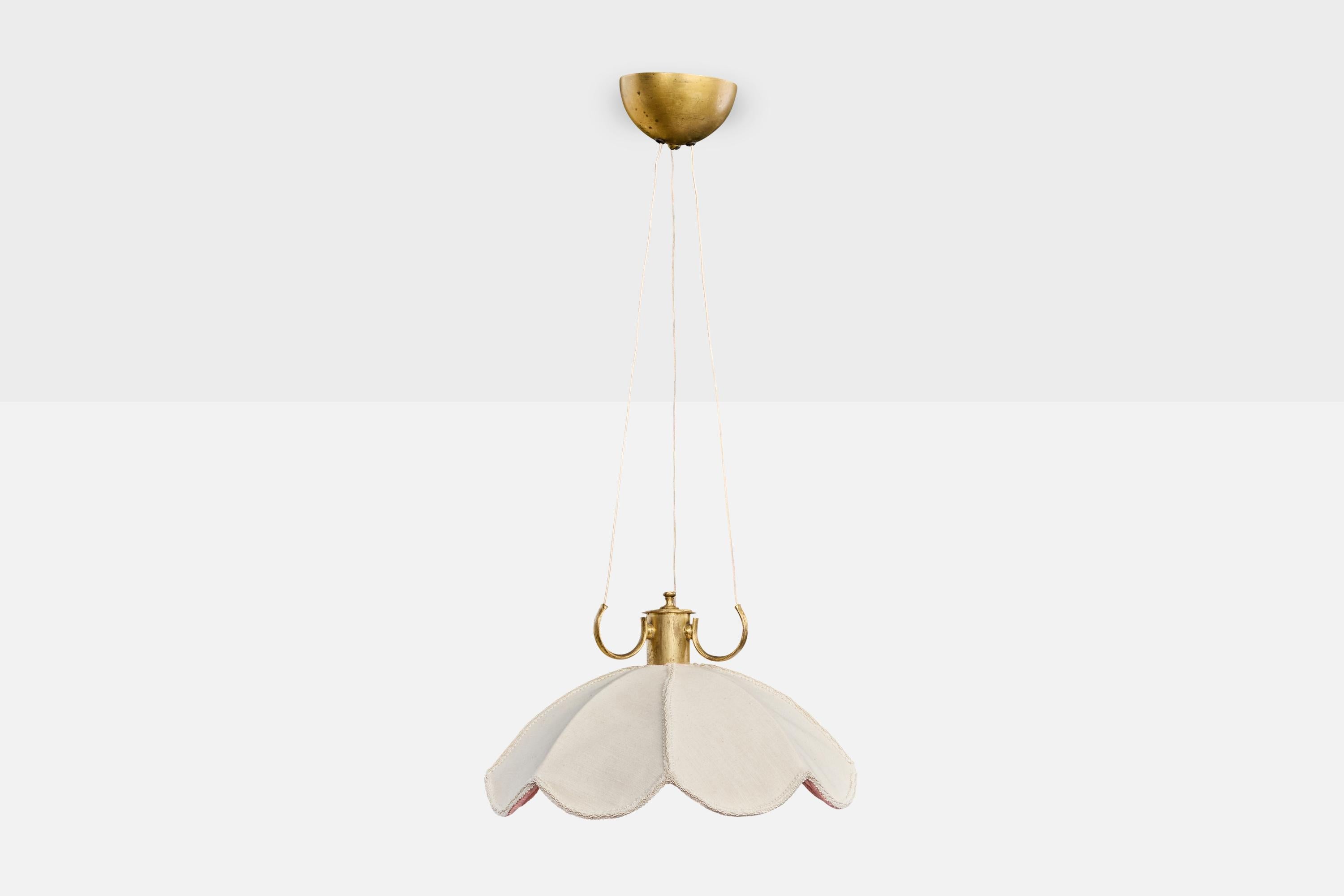 Scandinave moderne Designer suédois, lampe suspendue, laiton, tissu, Suède, années 1940 en vente