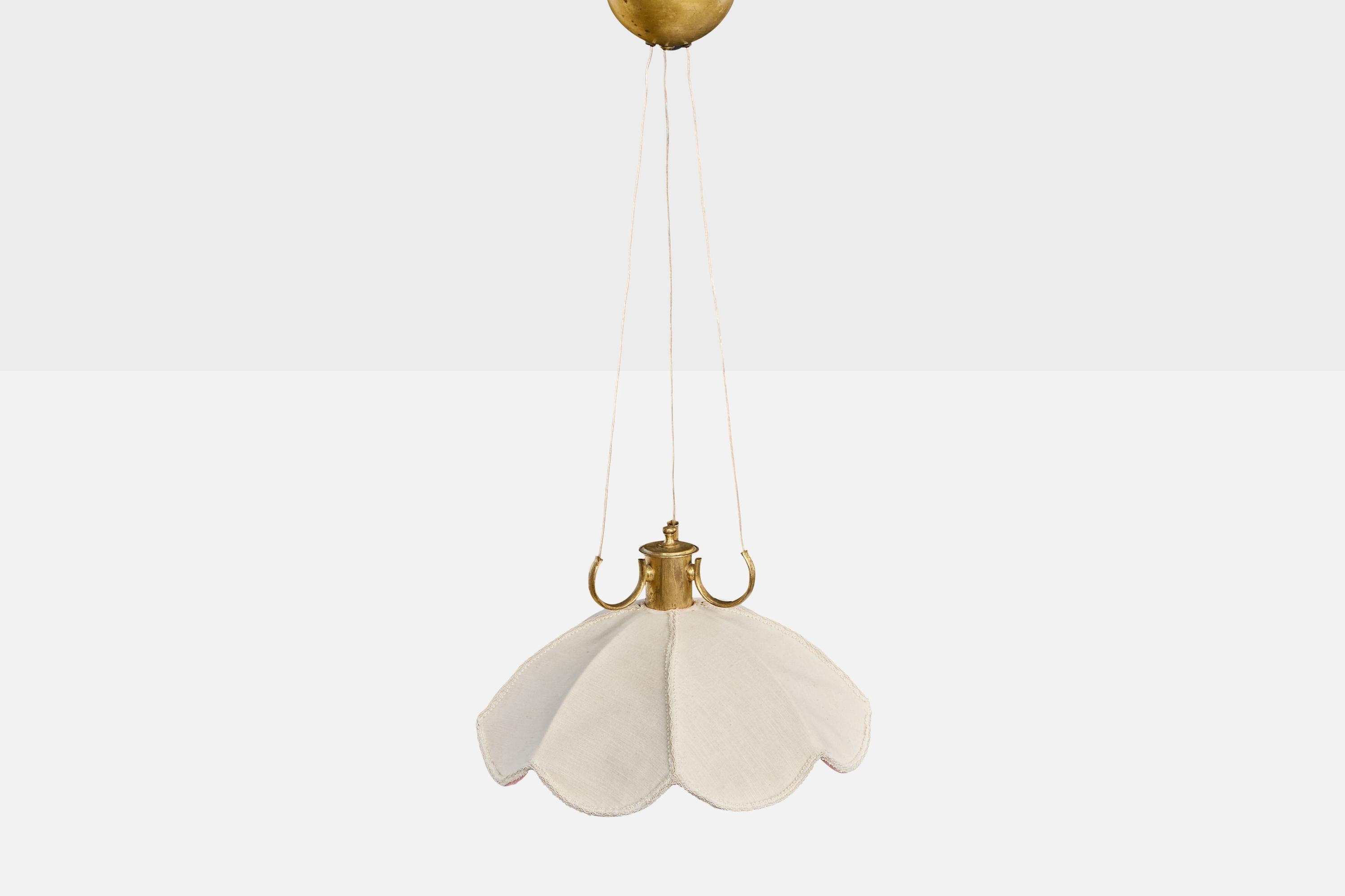 Suédois Designer suédois, lampe suspendue, laiton, tissu, Suède, années 1940 en vente