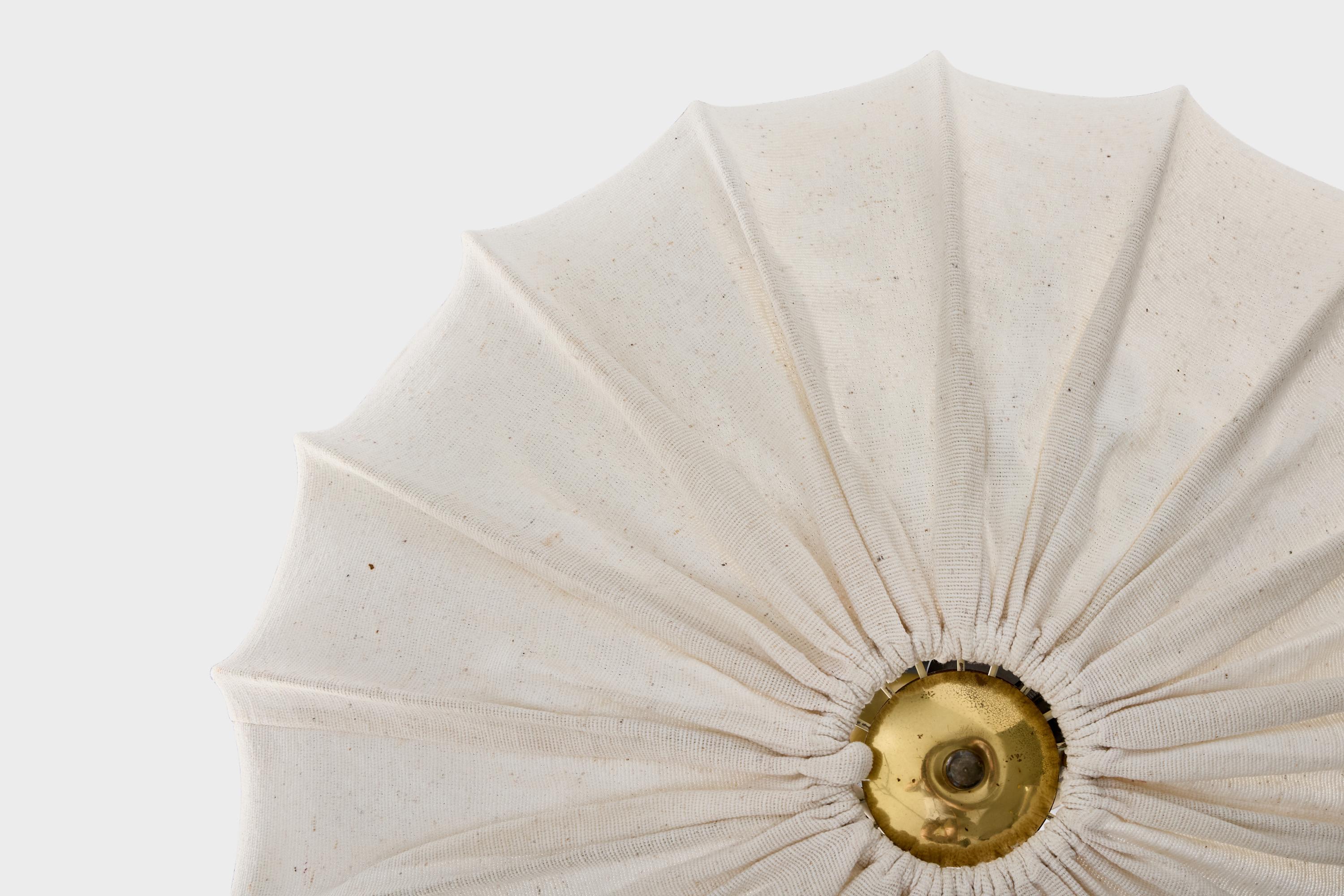 Metà XX secolo Designer svedese, lampada a sospensione, ottone, tessuto, Svezia, anni '40 in vendita