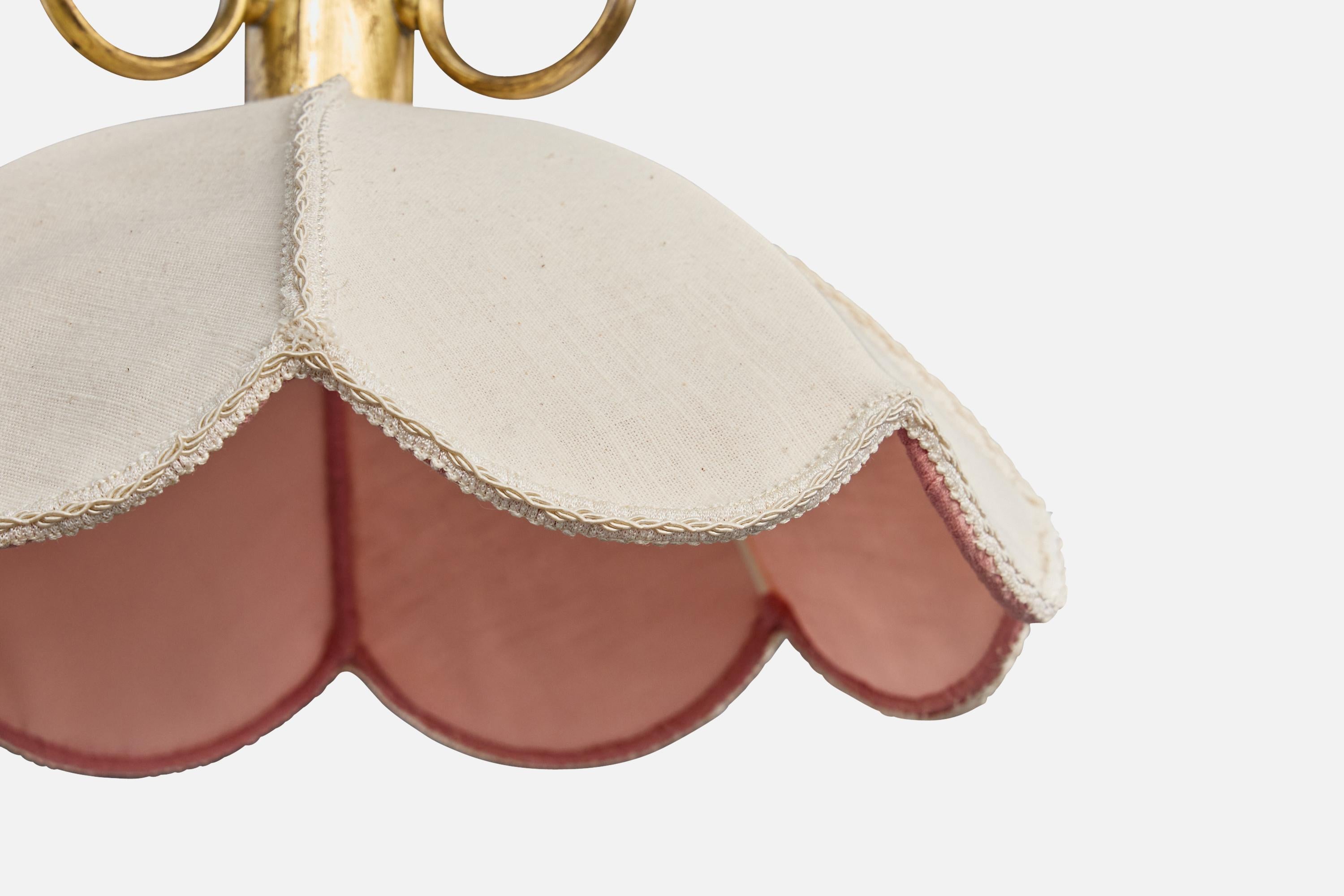 Milieu du XXe siècle Designer suédois, lampe suspendue, laiton, tissu, Suède, années 1940 en vente