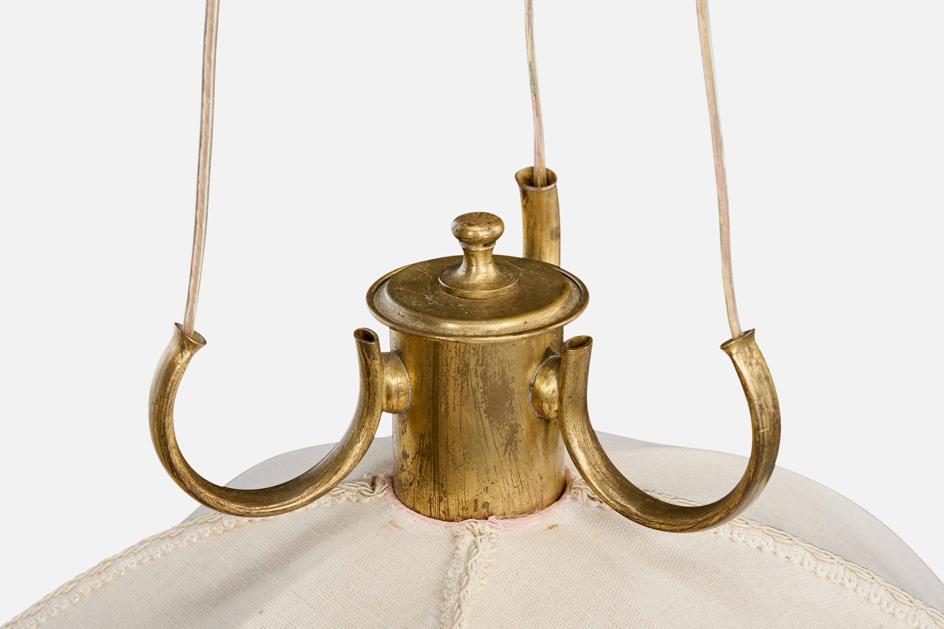 Laiton Designer suédois, lampe suspendue, laiton, tissu, Suède, années 1940 en vente