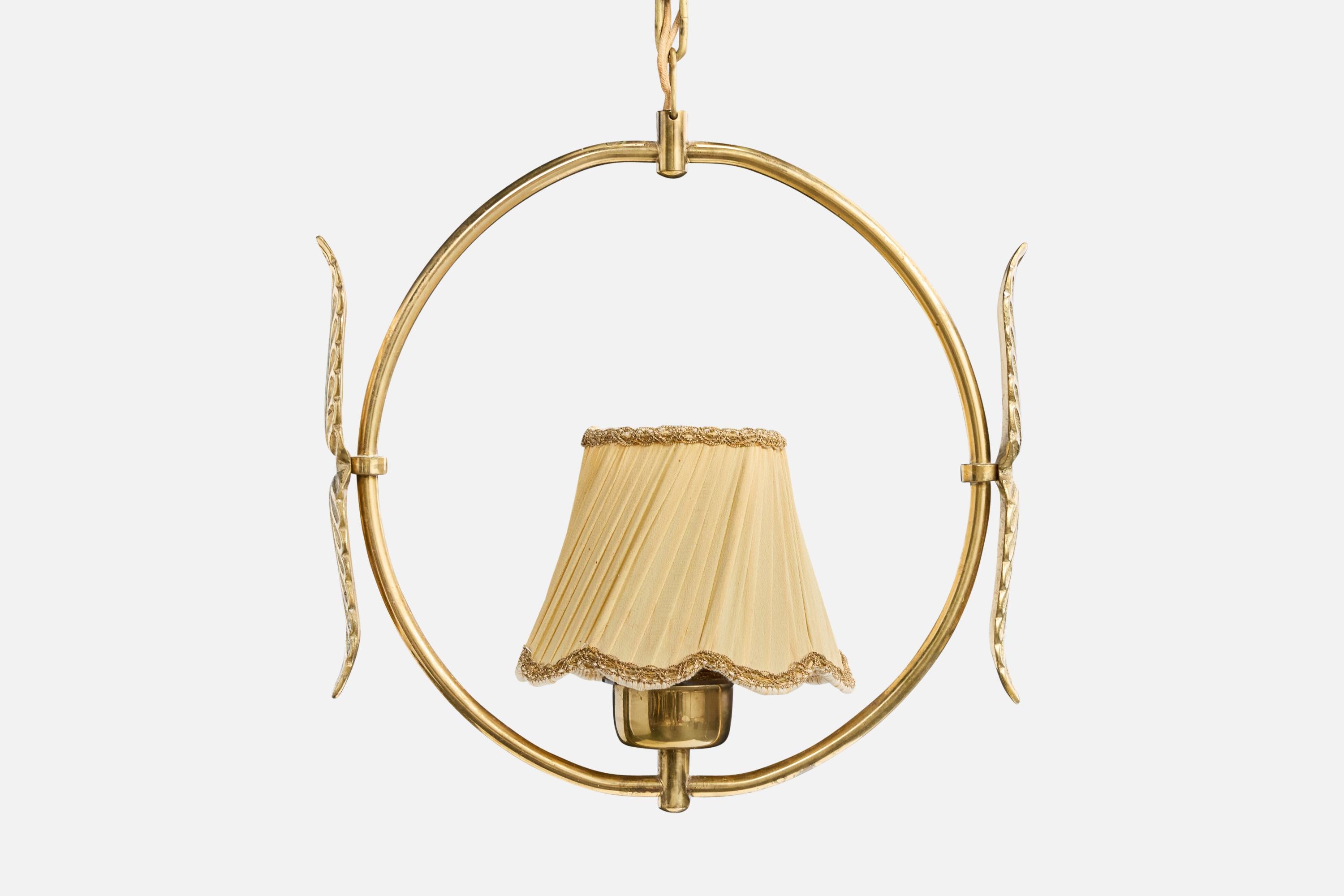 Designer svedese, lampada a sospensione, ottone, tessuto, Svezia, anni '50 In condizioni discrete in vendita a High Point, NC