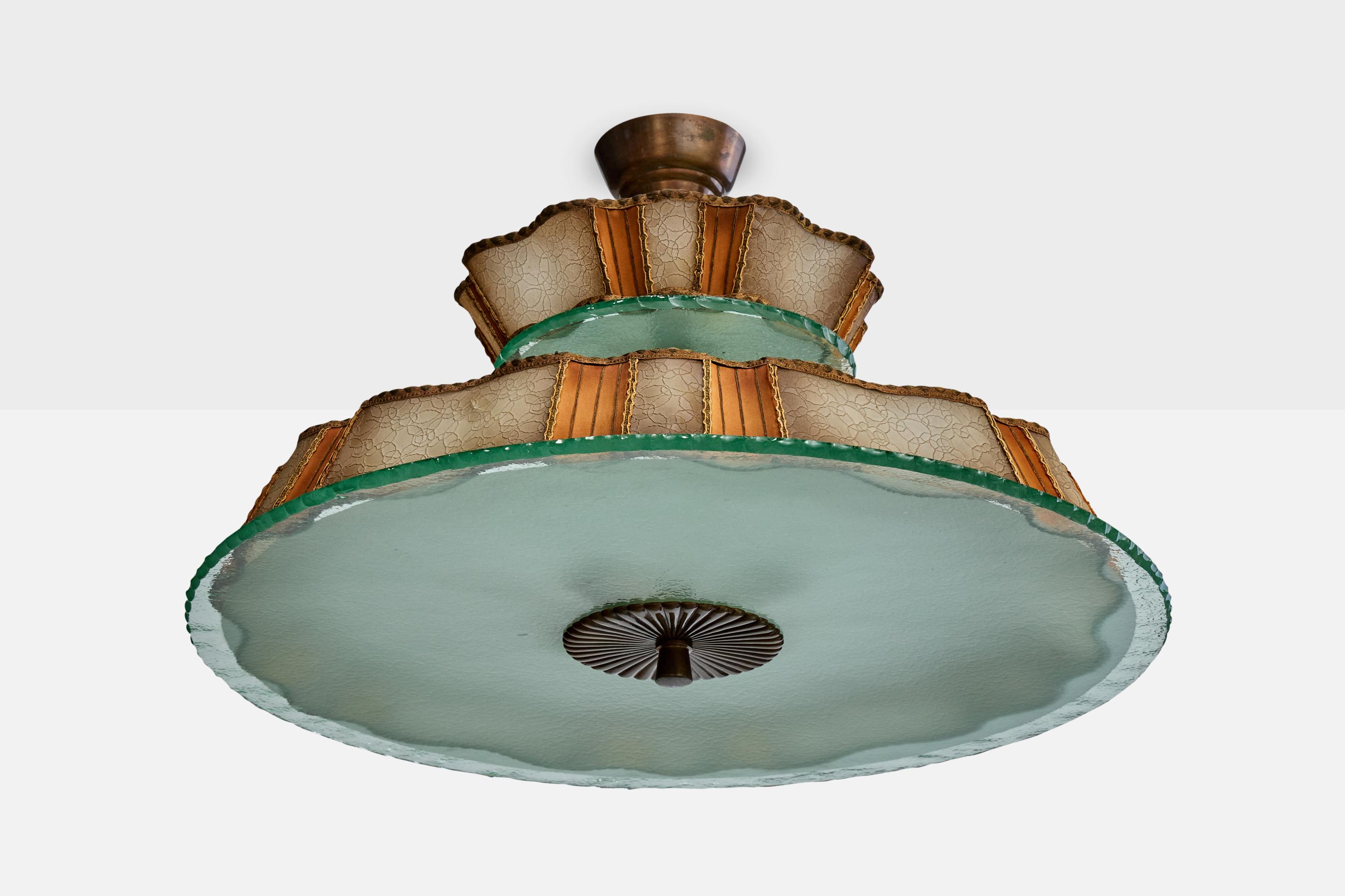 Suspension ou lustre en laiton patiné, verre, papier parchemin orange et beige, conçu et produit en Suède, vers les années 1930.

Dimensions globales (pouces) : 16.25 