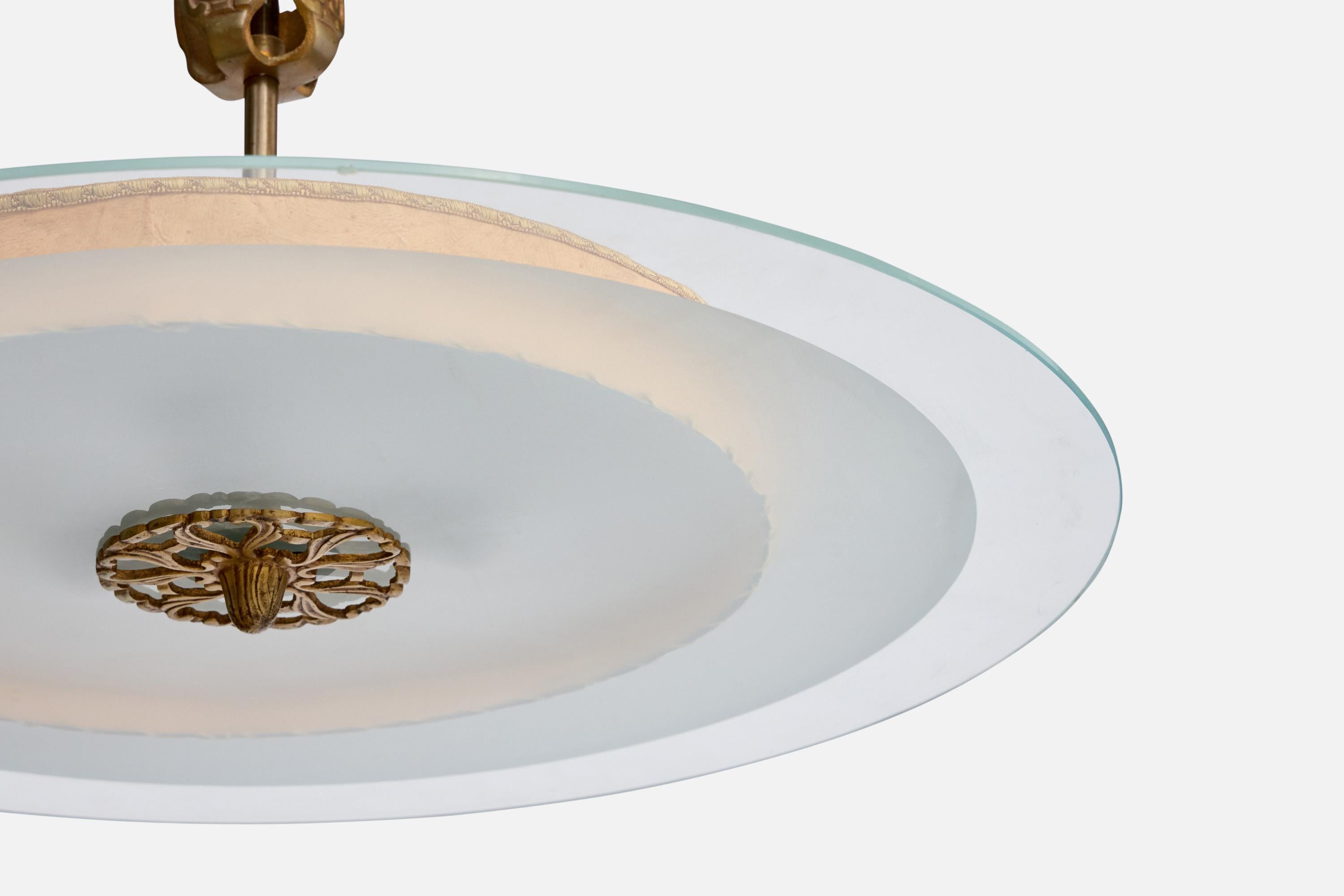 Designer suédois, suspension, laiton, verre, parchemin, Suède, années 1930 Bon état - En vente à High Point, NC