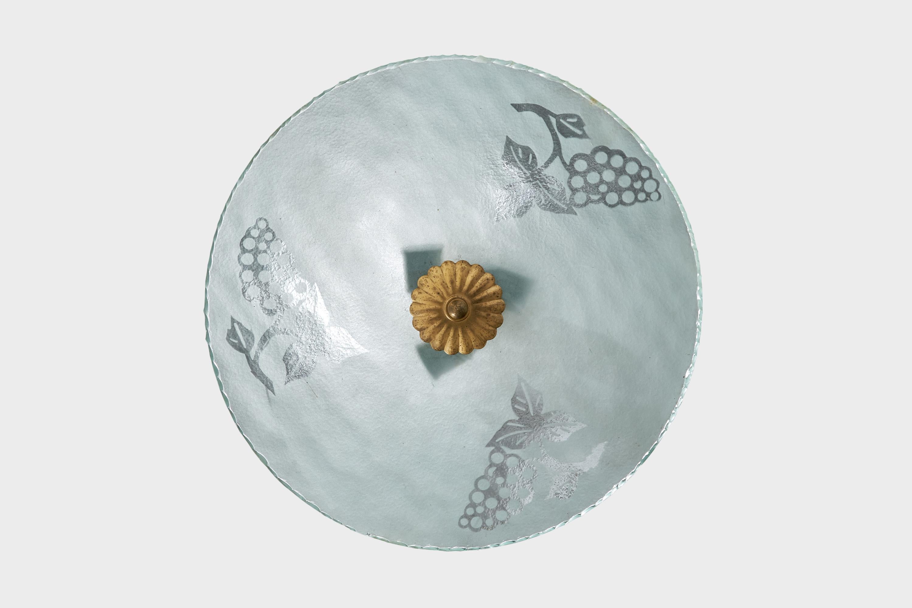 Suspension en laiton et verre gravé, conçue et produite en Suède, C.1930.

Dimensions globales (pouces) : 20