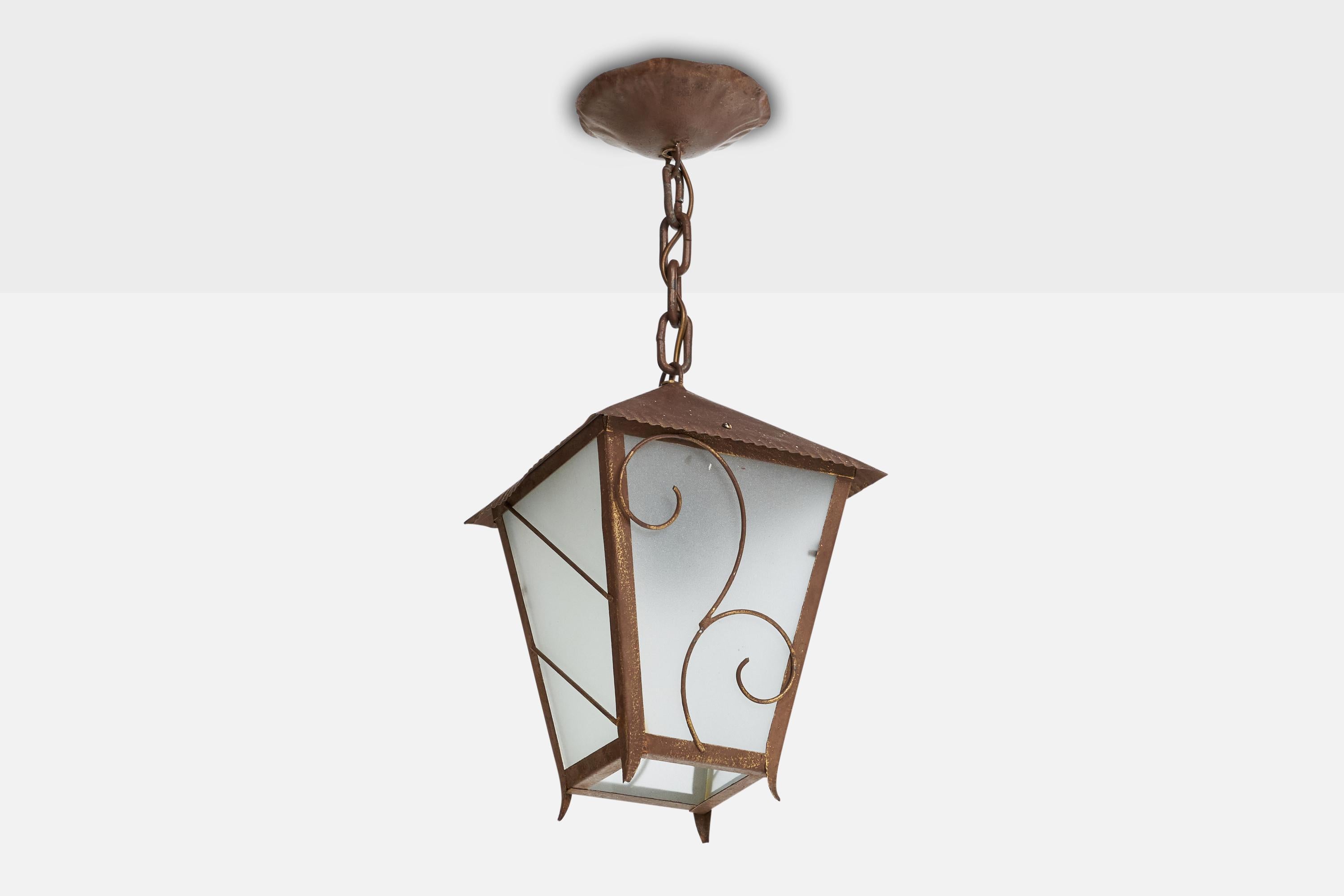 Lampada a sospensione in ottone patinato e vetro smerigliato progettata e prodotta in Svezia, anni '30 circa.

Dimensioni complessive (pollici): 16,625