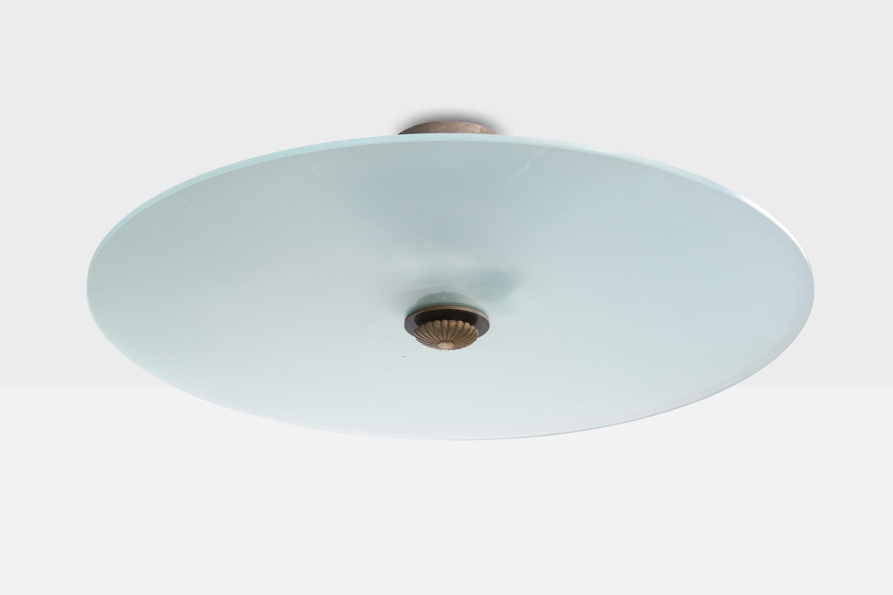 Lampada a sospensione in ottone e vetro opalino progettata e prodotta in Svezia, anni '1930 circa.

Dimensioni complessive (pollici): 6,5