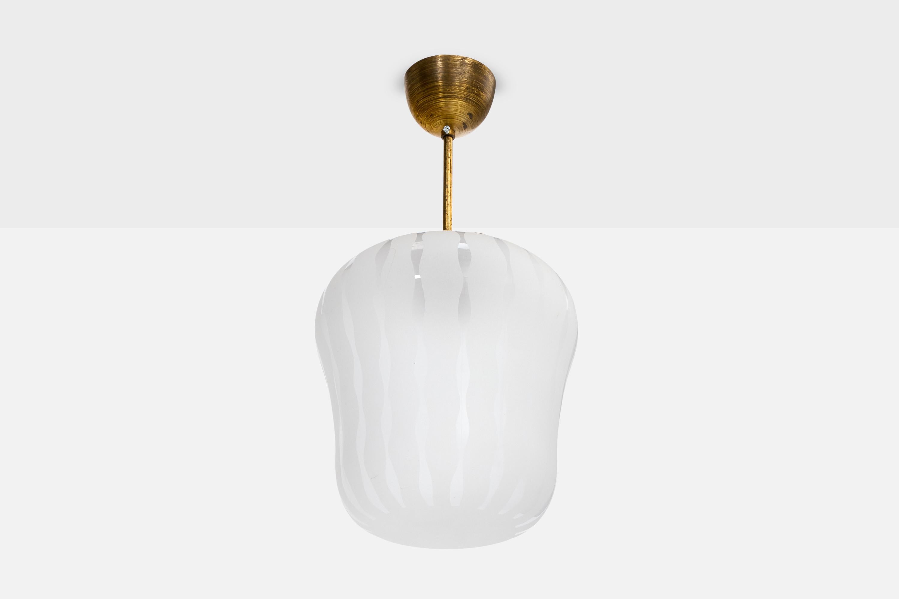 Lampada a sospensione in ottone e vetro acidato progettata e prodotta in Svezia, anni '1930 circa.

Dimensioni complessive (pollici): 20,5 