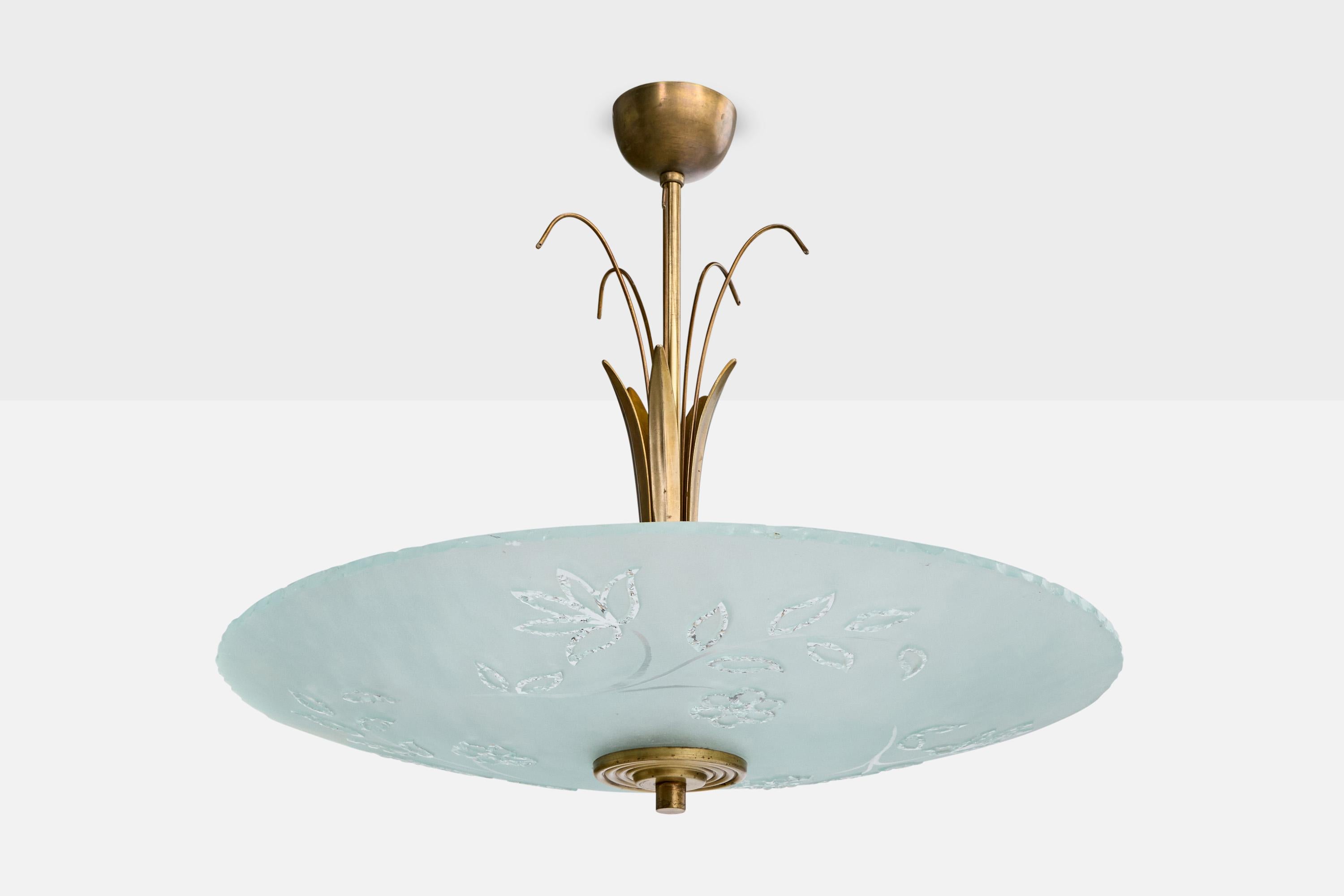 Suspension en laiton et verre gravé, conçue et produite en Suède, C.1930.

Modèle probablement monté à l'origine avec des ornements décoratifs en verre.

Dimensions globales (pouces) : 21.0 