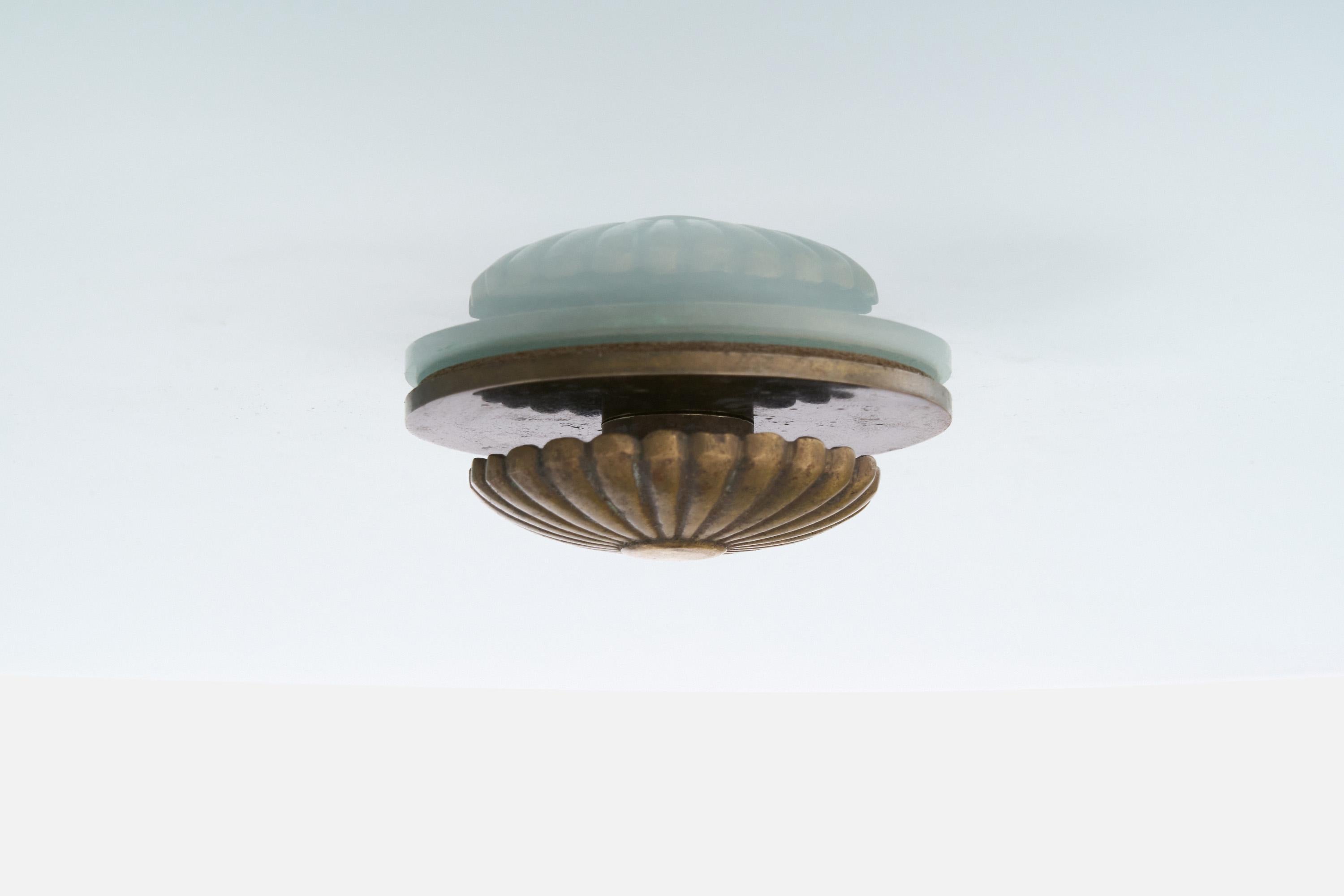 Ottone Designer svedese, lampada a sospensione, ottone, vetro, Svezia, anni '1930 in vendita