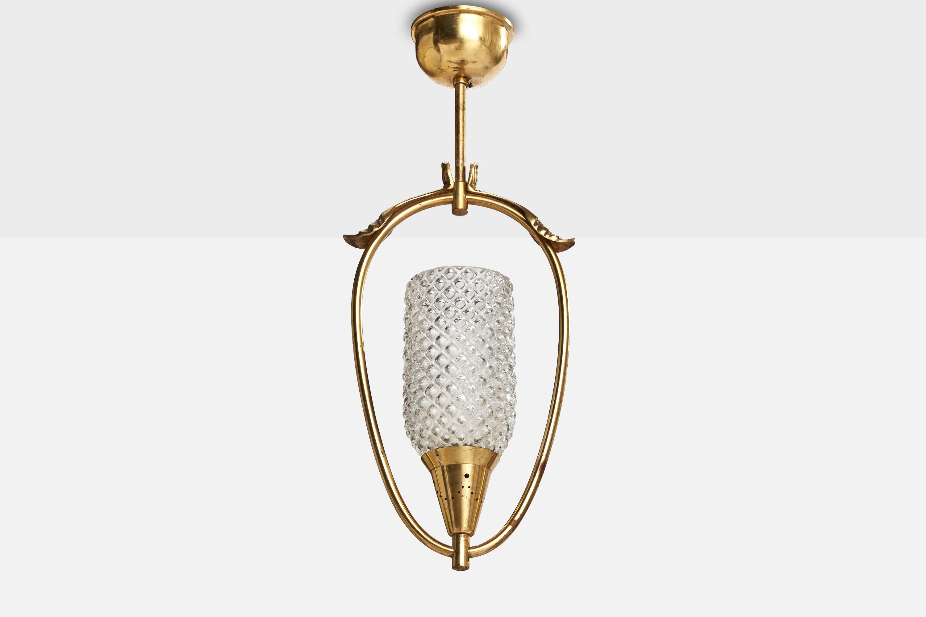 Suspension en laiton et en verre conçue et produite en Suède, c. 1940.

Dimensions de l'auvent (pouces) : 3.82