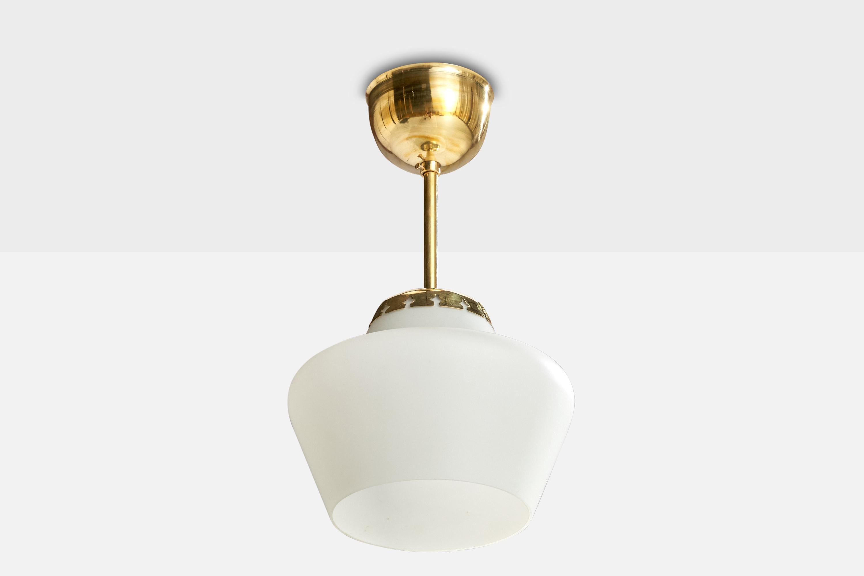Lampada a sospensione in ottone e vetro opalino bianco progettata e prodotta in Svezia, anni '40 circa.

Dimensioni complessive (pollici): 12,5