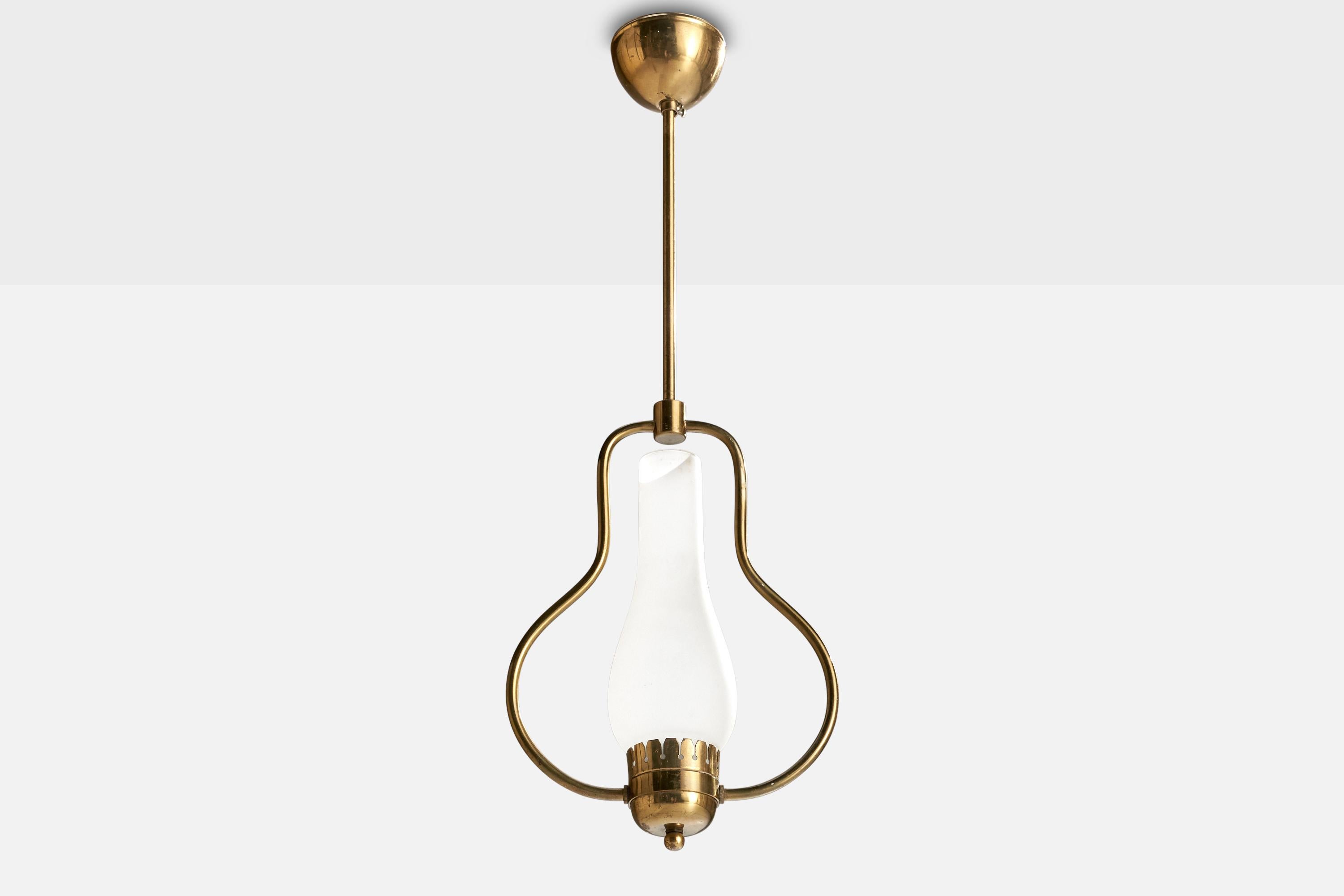 Suspension en laiton et en verre opalin blanc, conçue et produite en Suède, vers les années 1940.

Dimensions globales (pouces) : 25