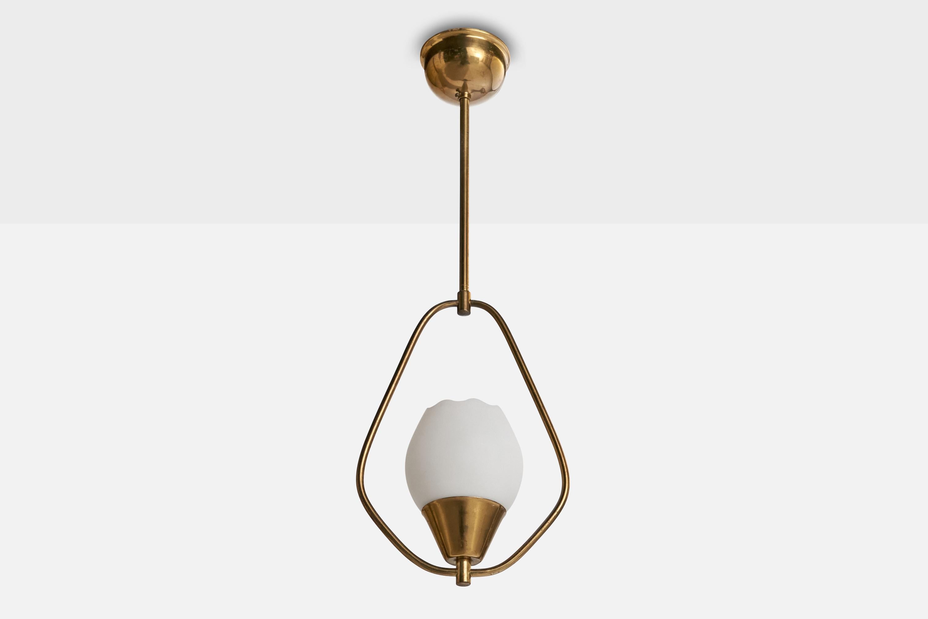 Eine Pendelleuchte aus Messing und Glas, entworfen und hergestellt in Schweden, ca. 1940.

Gesamtabmessungen (Zoll): 24