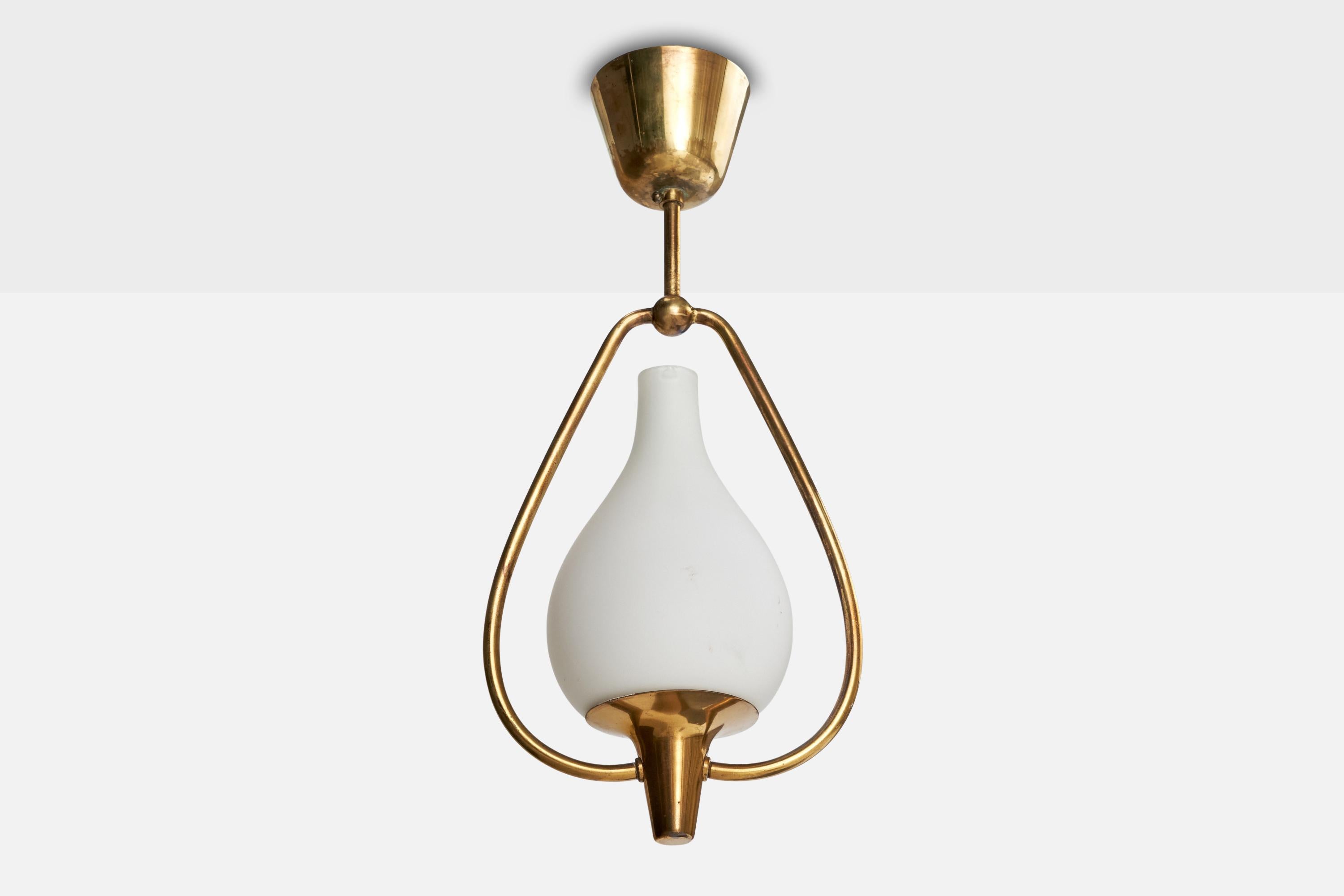 Suspension en laiton et en verre opalin blanc, conçue et produite en Suède, vers les années 1940.

Dimensions globales (pouces) : 18