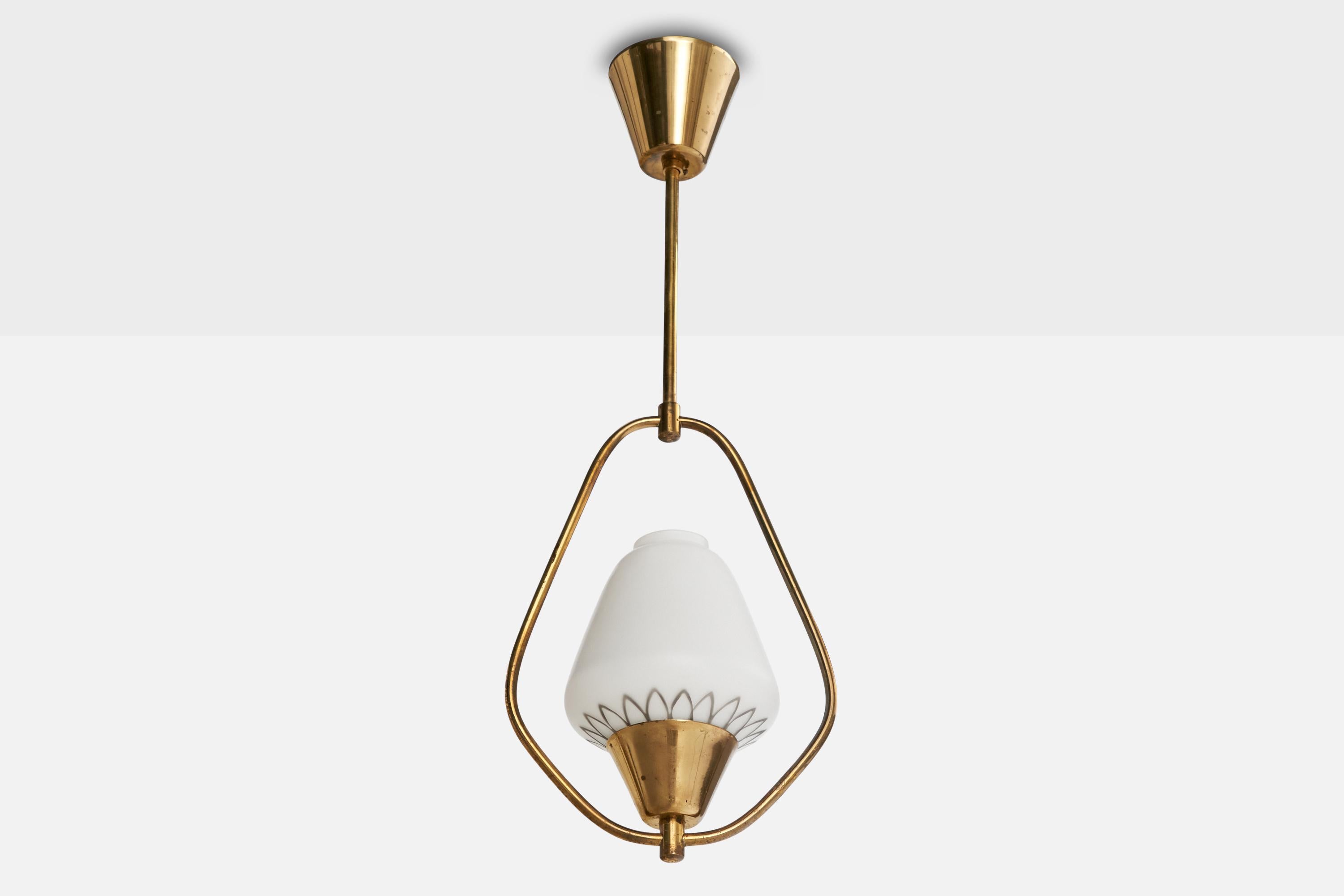 Lampada a sospensione in ottone e vetro opalino bianco progettata e prodotta in Svezia, anni '1940 circa.

Dimensioni complessive (pollici): 22,5