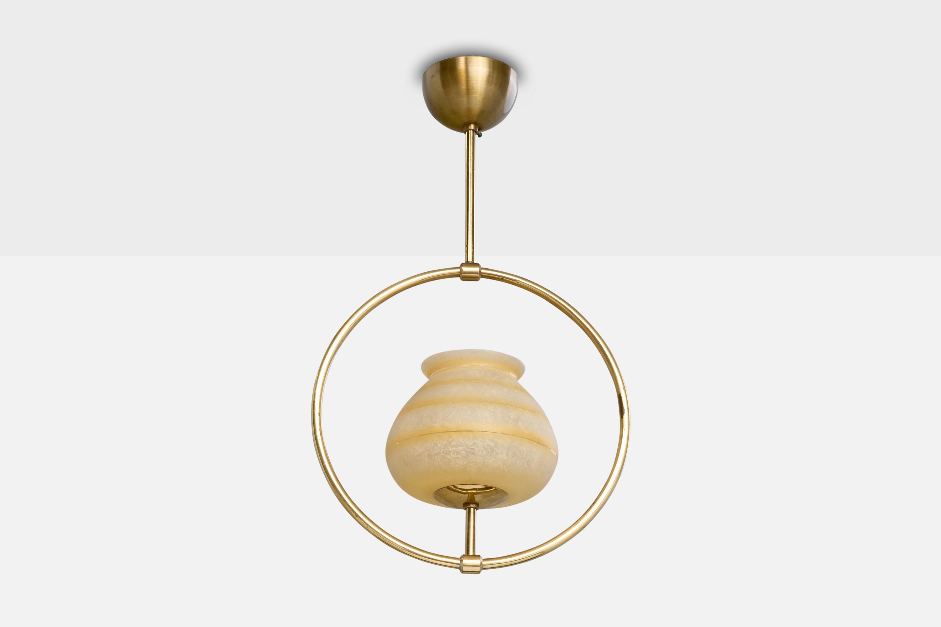 Suspension en laiton et en verre conçue et produite en Suède, c. 1940.

Dimensions globales (pouces) : 19.5