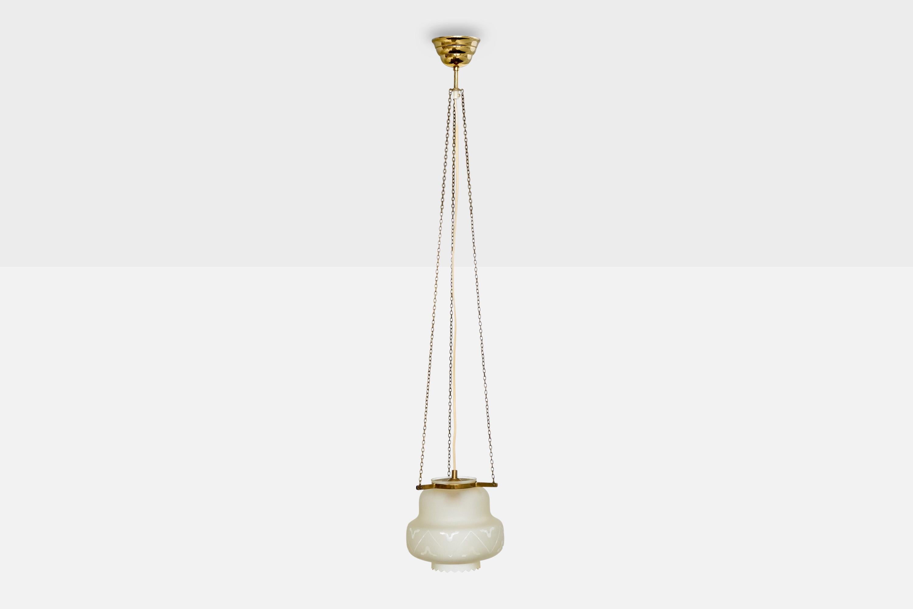 Suspension en laiton et verre gravé, conçue et produite en Suède, C.1940.

Dimensions globales (pouces) : 43