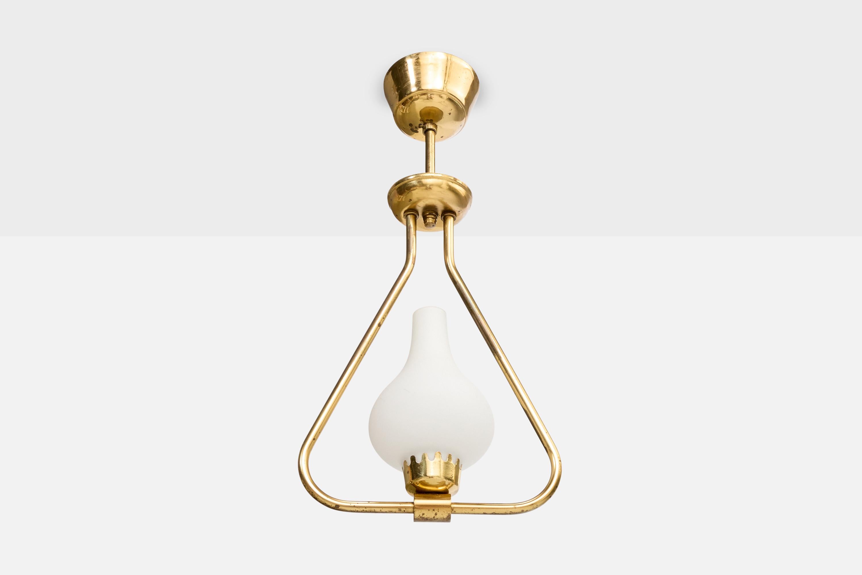 Lampada a sospensione in ottone e vetro opalino bianco progettata e prodotta in Svezia, anni '40 circa.

Dimensioni complessive (pollici): 19,25 