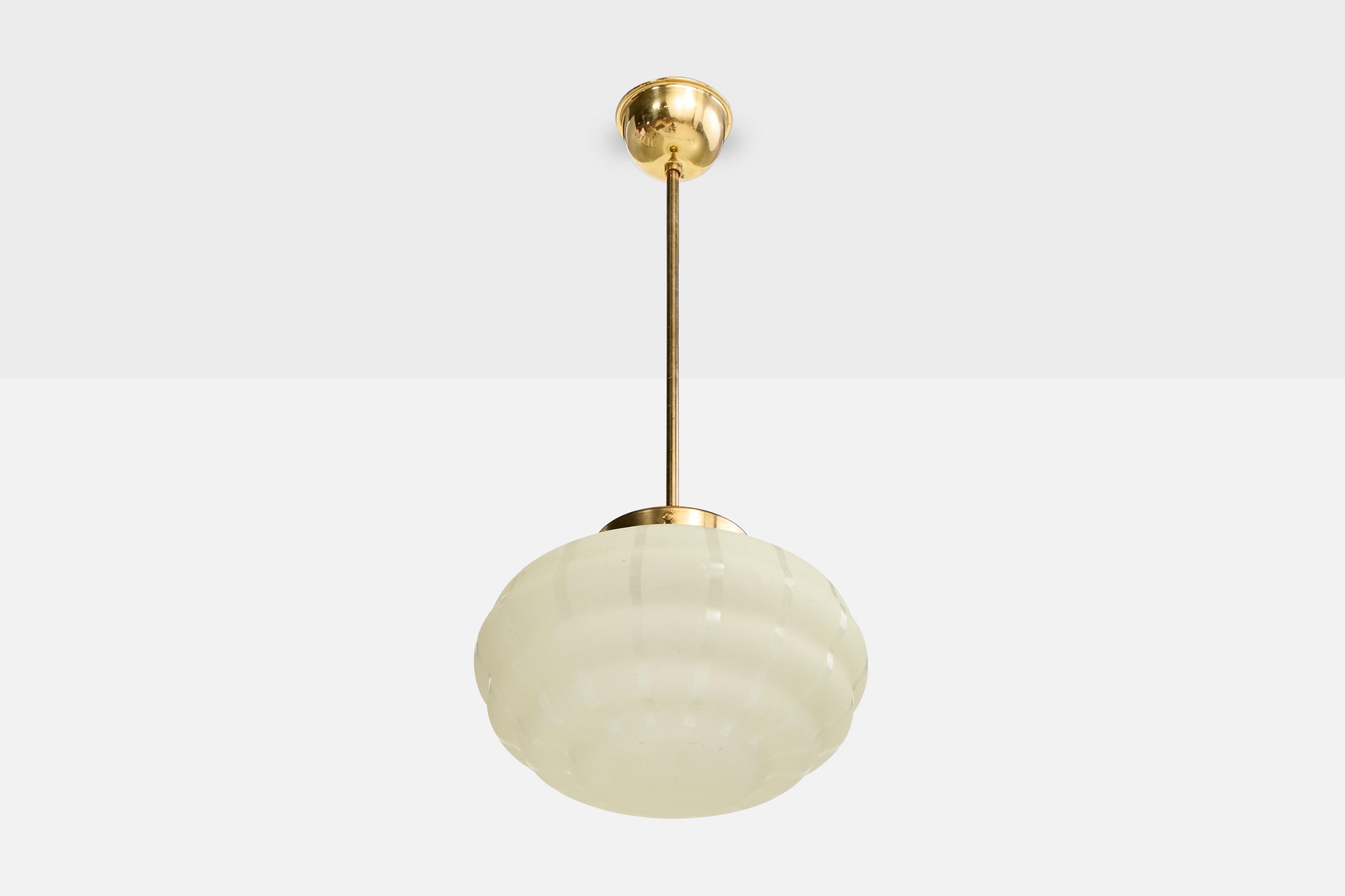 Suspension en laiton et verre gravé, conçue et produite en Suède, C.1940.

Dimensions globales (pouces) : 25.5 