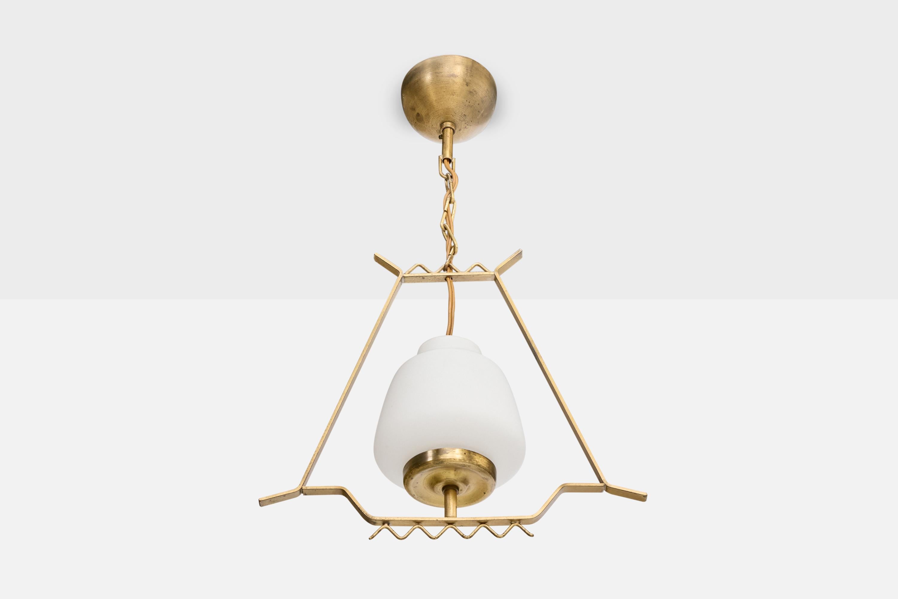 Lampada a sospensione in ottone e vetro opalino bianco progettata e prodotta in Svezia, anni '1940 circa.

Dimensioni complessive (pollici): 19,0 