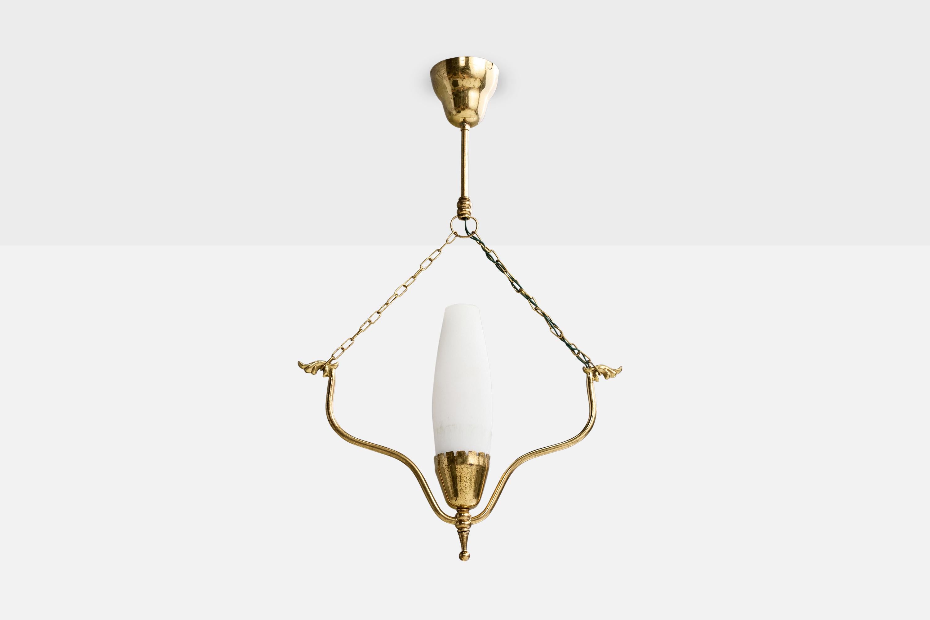 Lampada a sospensione in ottone e vetro opalino bianco progettata e prodotta in Svezia, anni '1940 circa.

Ossidazione presente nell'ottone

Whiting presente sul paralume in vetro bianco

Usura coerente con l'età e l'uso

Dimensioni complessive