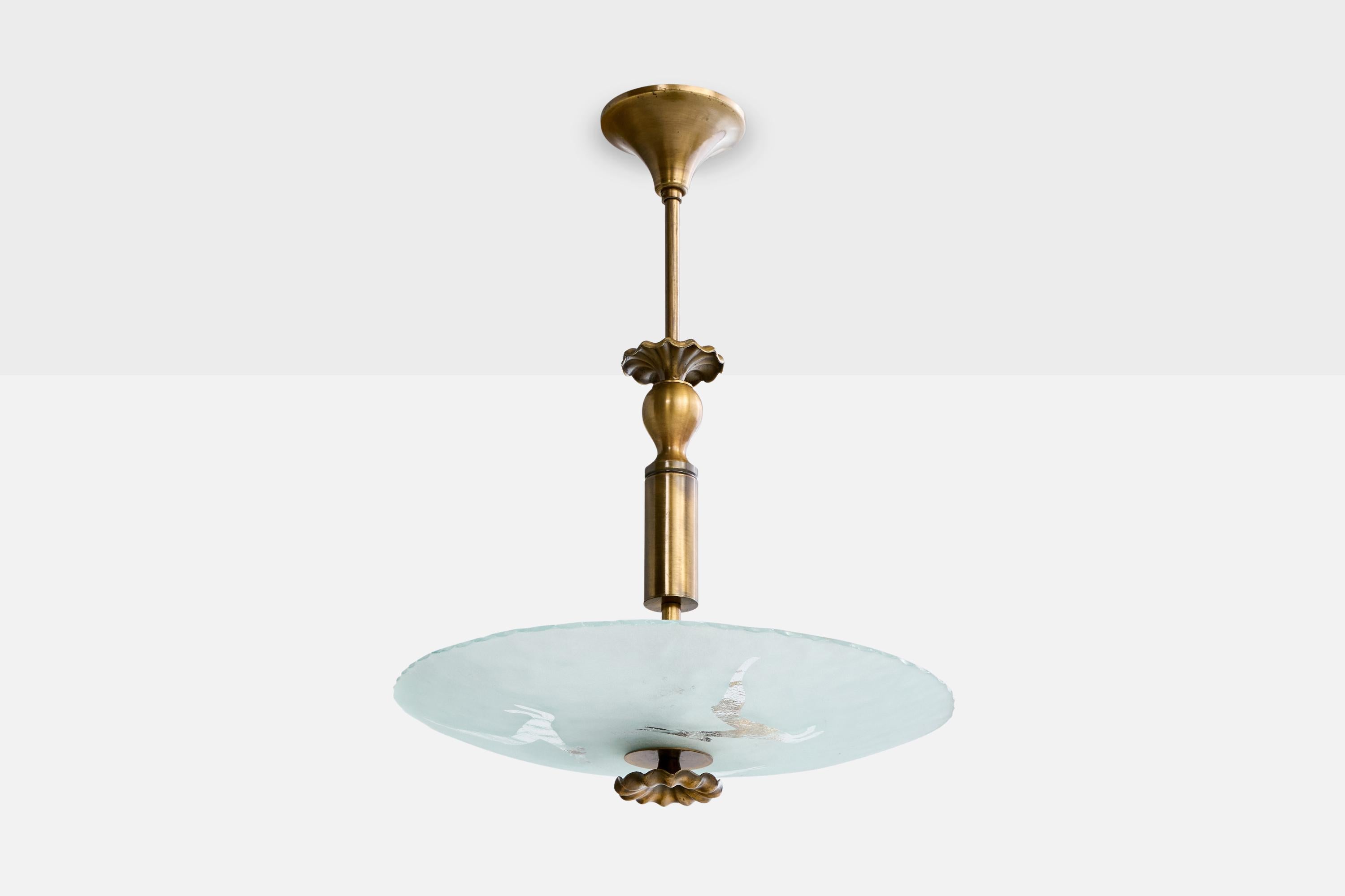 Colgante de latón y cristal grabado diseñado y fabricado en Suecia, c. década de 1940.

Dimensiones totales (pulgadas): 25,0 