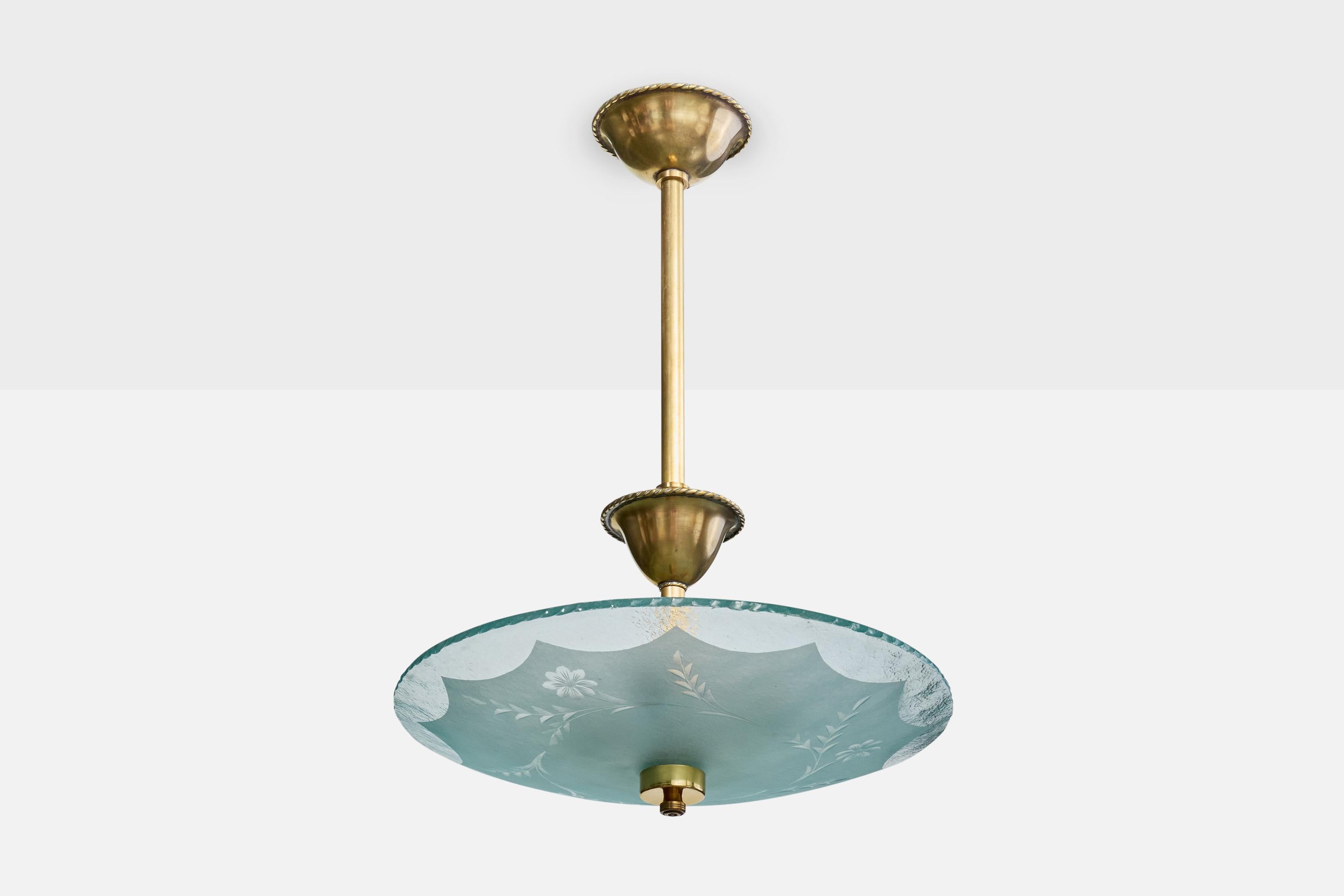 Suspension en laiton et verre gravé, conçue et produite en Suède, C.1940.

Dimensions globales (pouces) : 29.0 