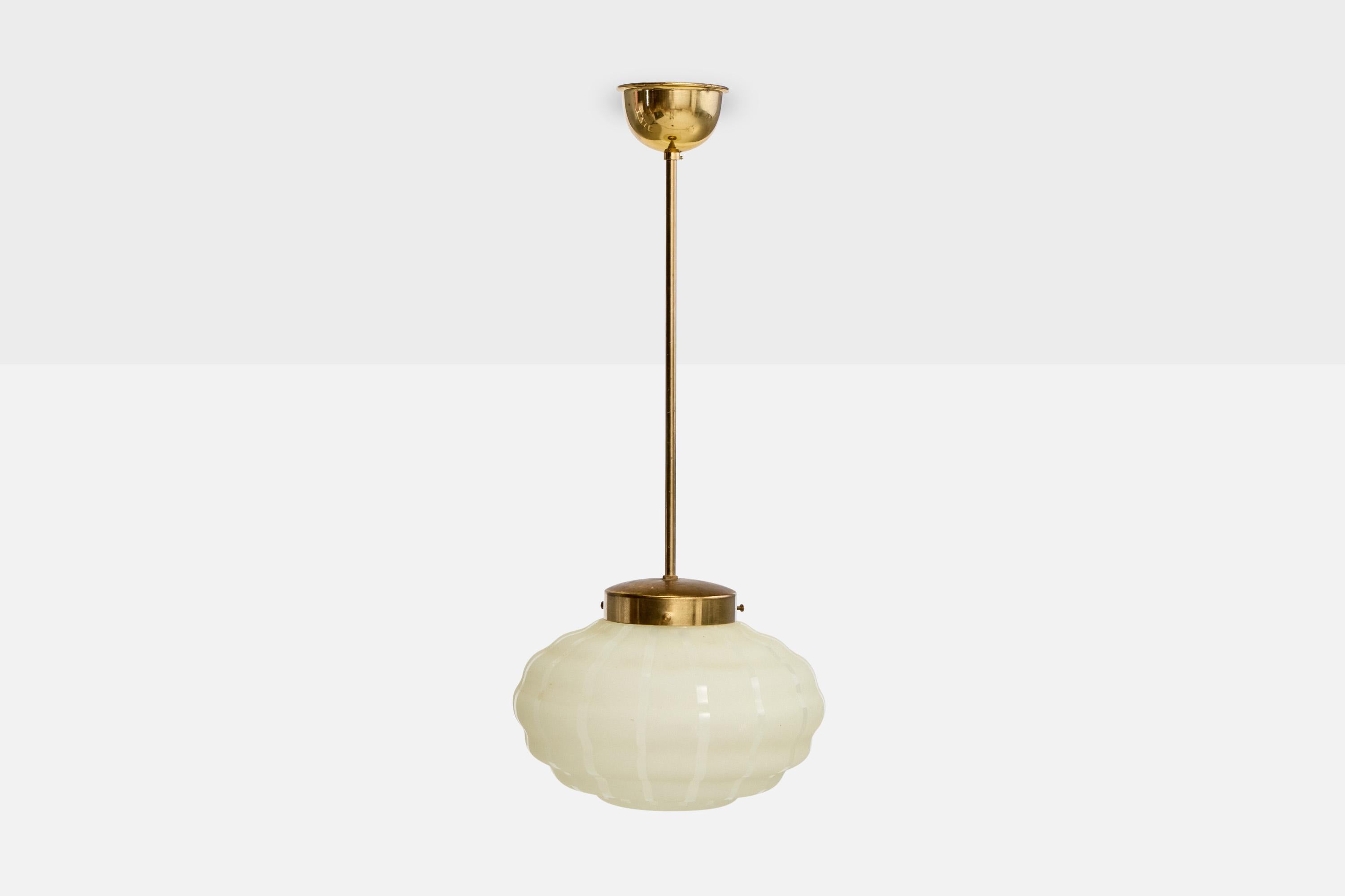 Scandinave moderne Design suédois, lampe à suspension, laiton, verre, Suède, années 1940 en vente