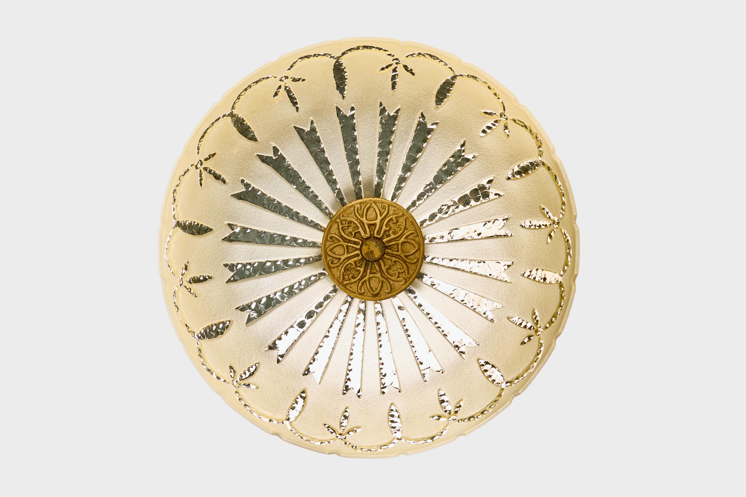 Scandinavo moderno Designer svedese, lampada a sospensione, ottone, vetro, Svezia, anni '1940 in vendita