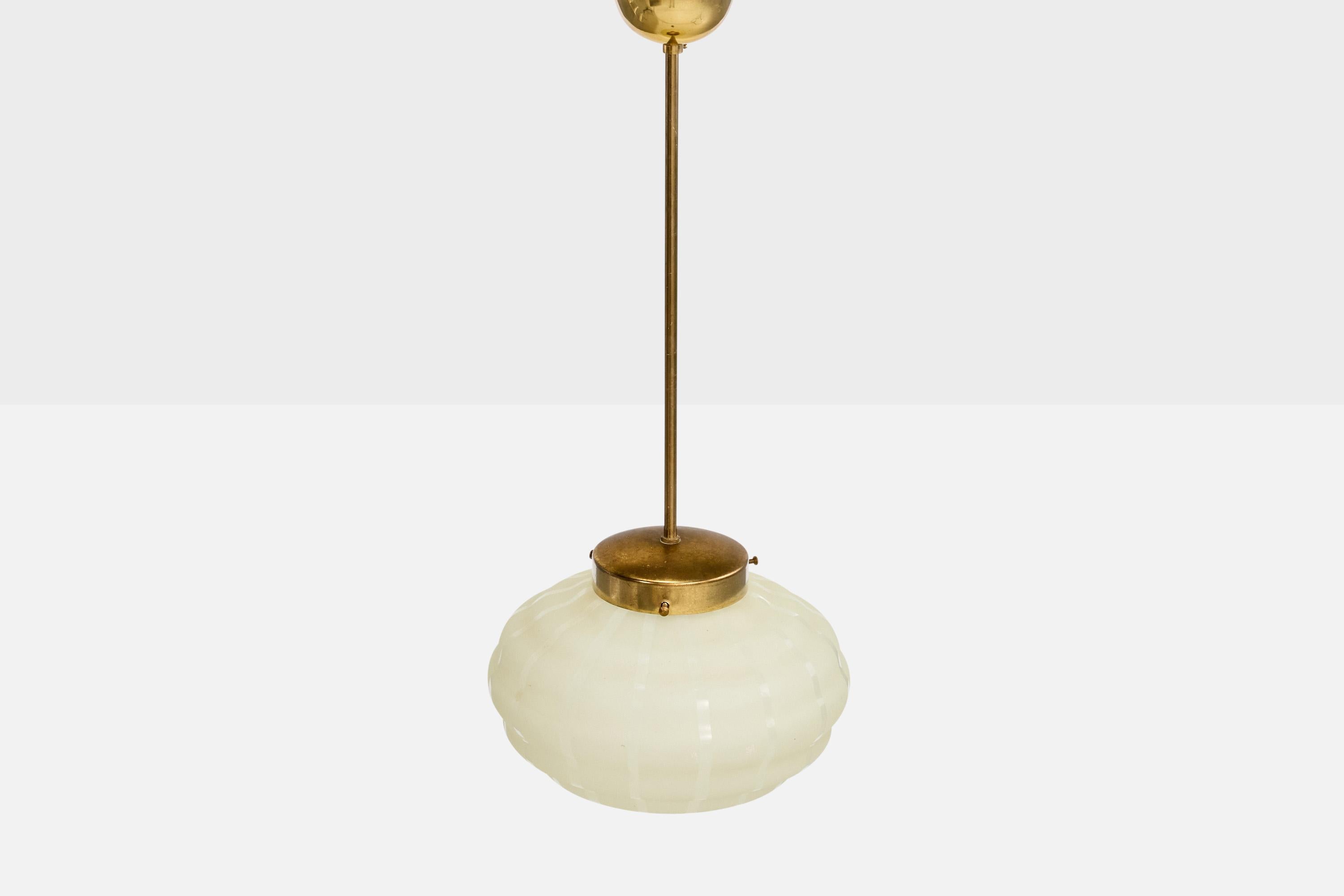Suédois Design suédois, lampe à suspension, laiton, verre, Suède, années 1940 en vente