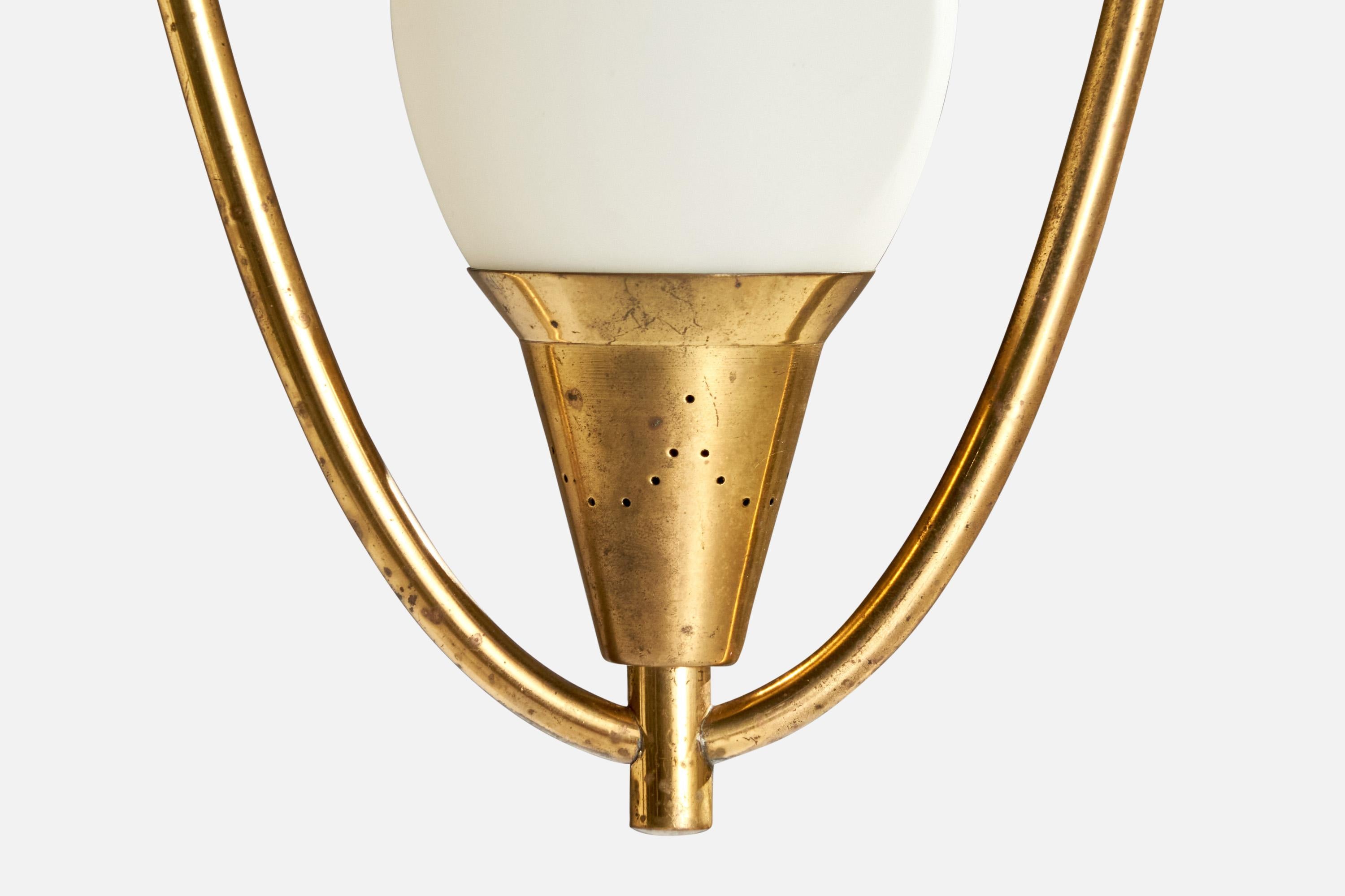 Designer svedese, lampada a sospensione, ottone, vetro, Svezia, anni '1940 In condizioni buone in vendita a High Point, NC