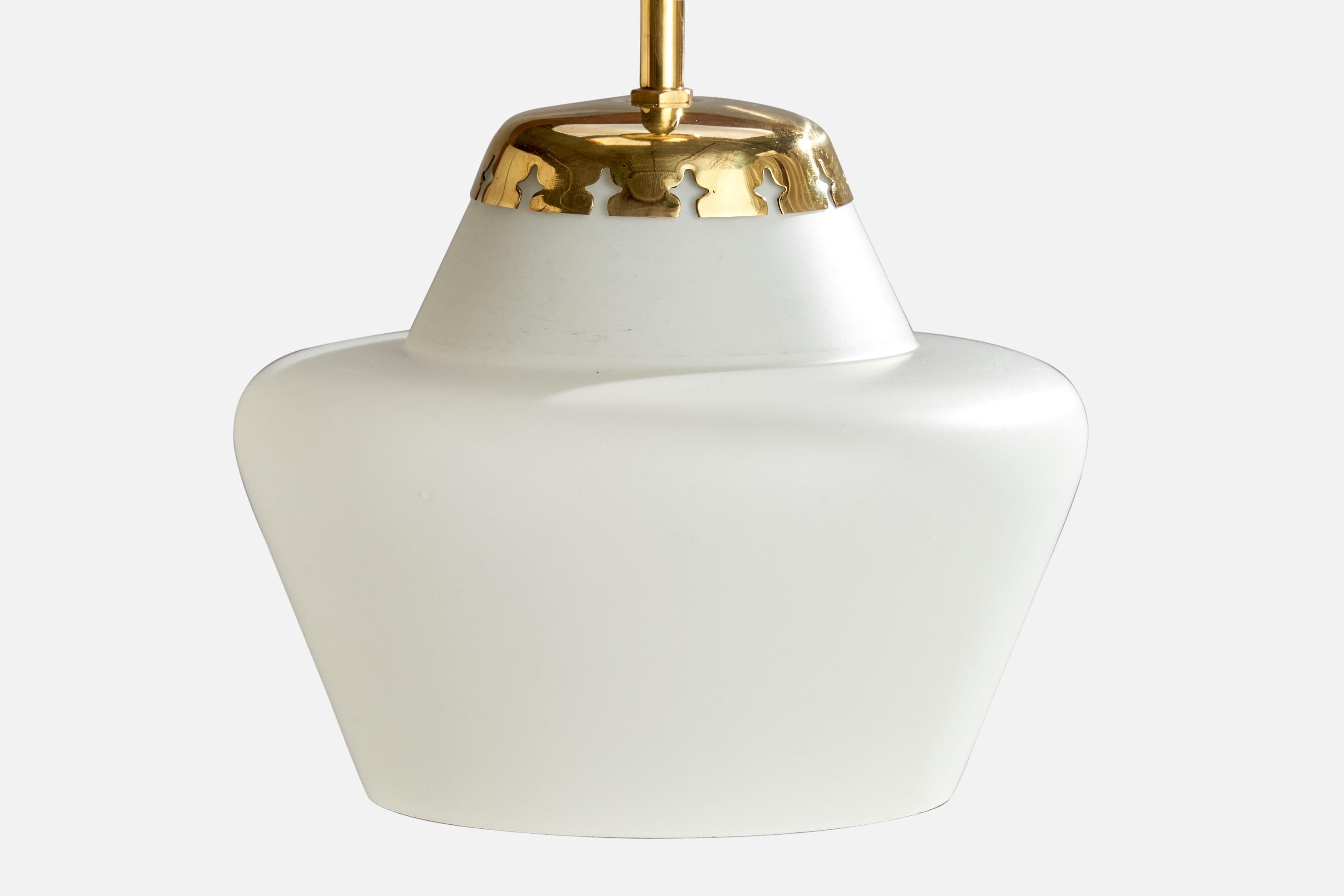 Designer svedese, lampada a sospensione, ottone, vetro, Svezia, anni '1940 In condizioni buone in vendita a High Point, NC