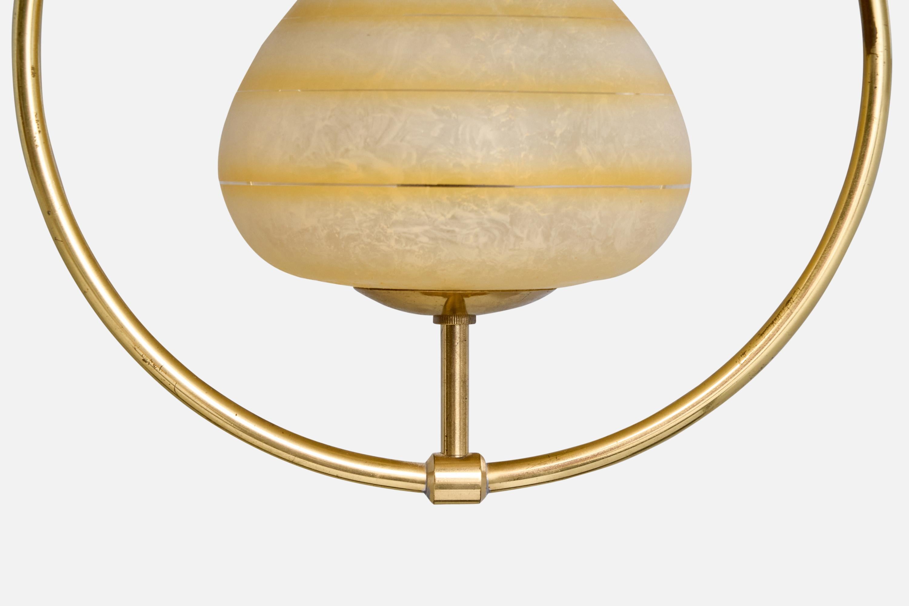 Milieu du XXe siècle Design suédois, lampe à suspension, laiton, verre, Suède, années 1940 en vente