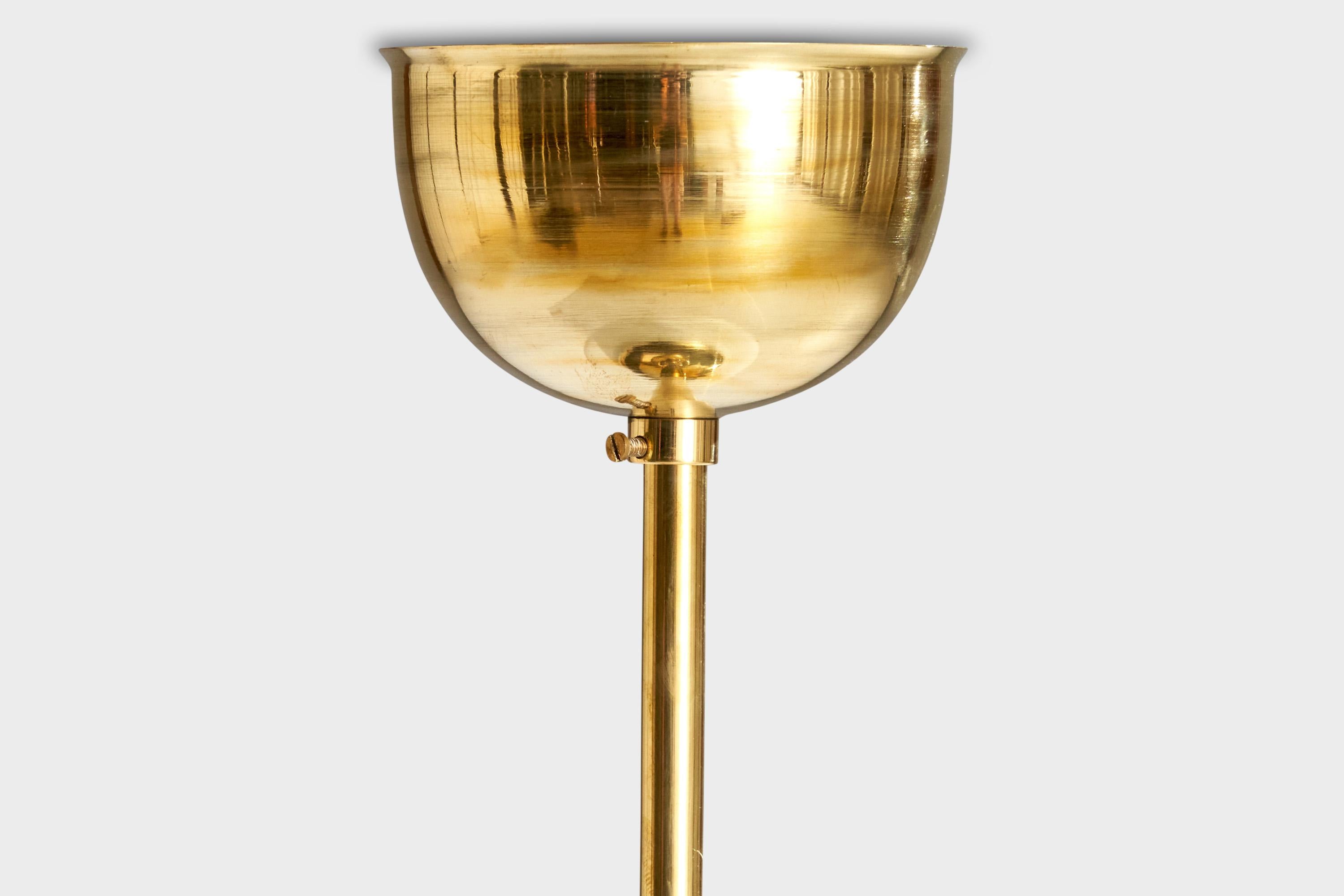 Metà XX secolo Designer svedese, lampada a sospensione, ottone, vetro, Svezia, anni '1940 in vendita