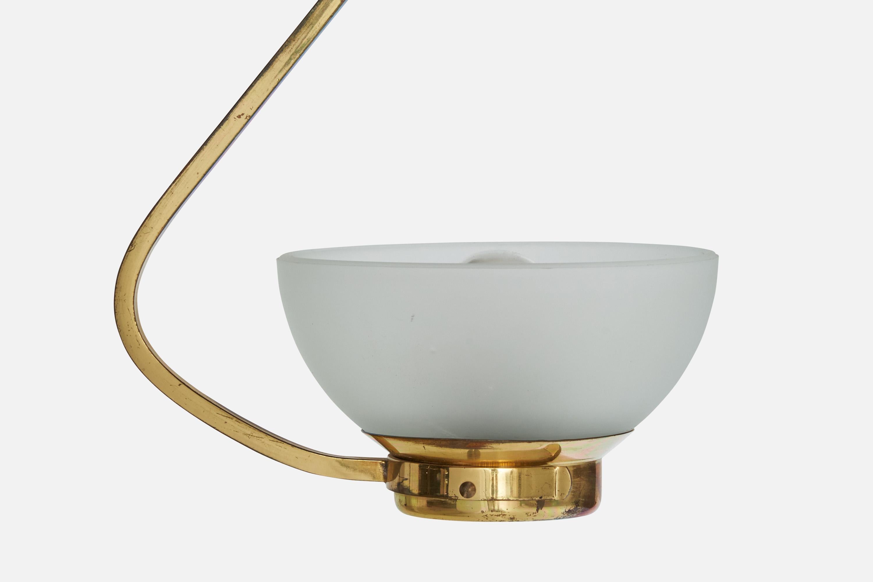 Milieu du XXe siècle Design suédois, lampe à suspension, laiton, verre, Suède, années 1940 en vente