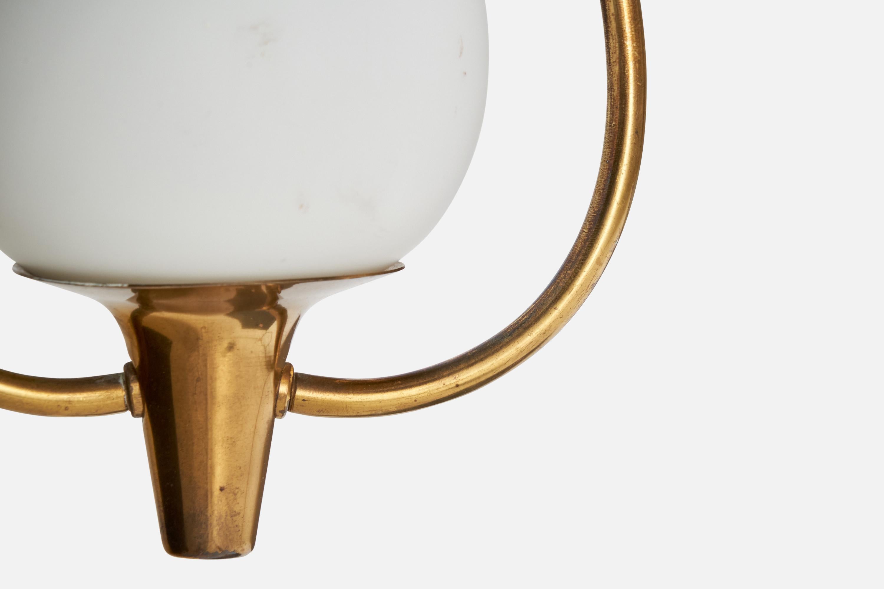 Milieu du XXe siècle Design suédois, lampe à suspension, laiton, verre, Suède, années 1940 en vente