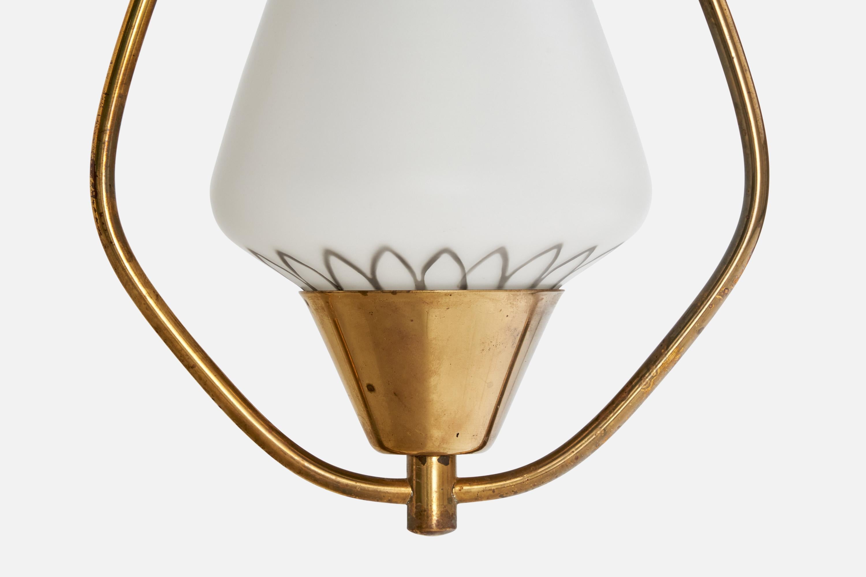 Metà XX secolo Designer svedese, lampada a sospensione, ottone, vetro, Svezia, anni '1940 in vendita
